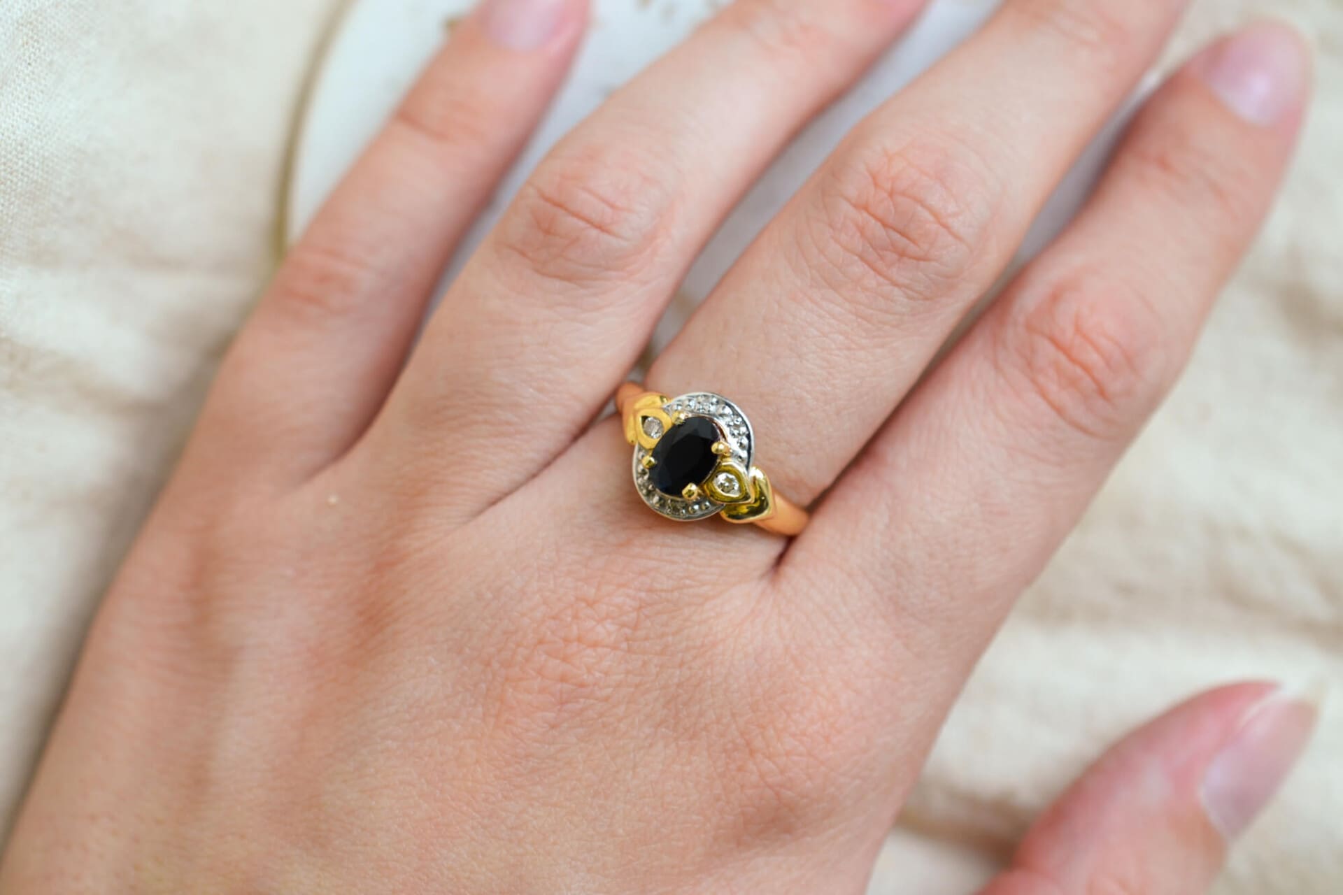 Bague Saphir taille ovale entourage Diamants