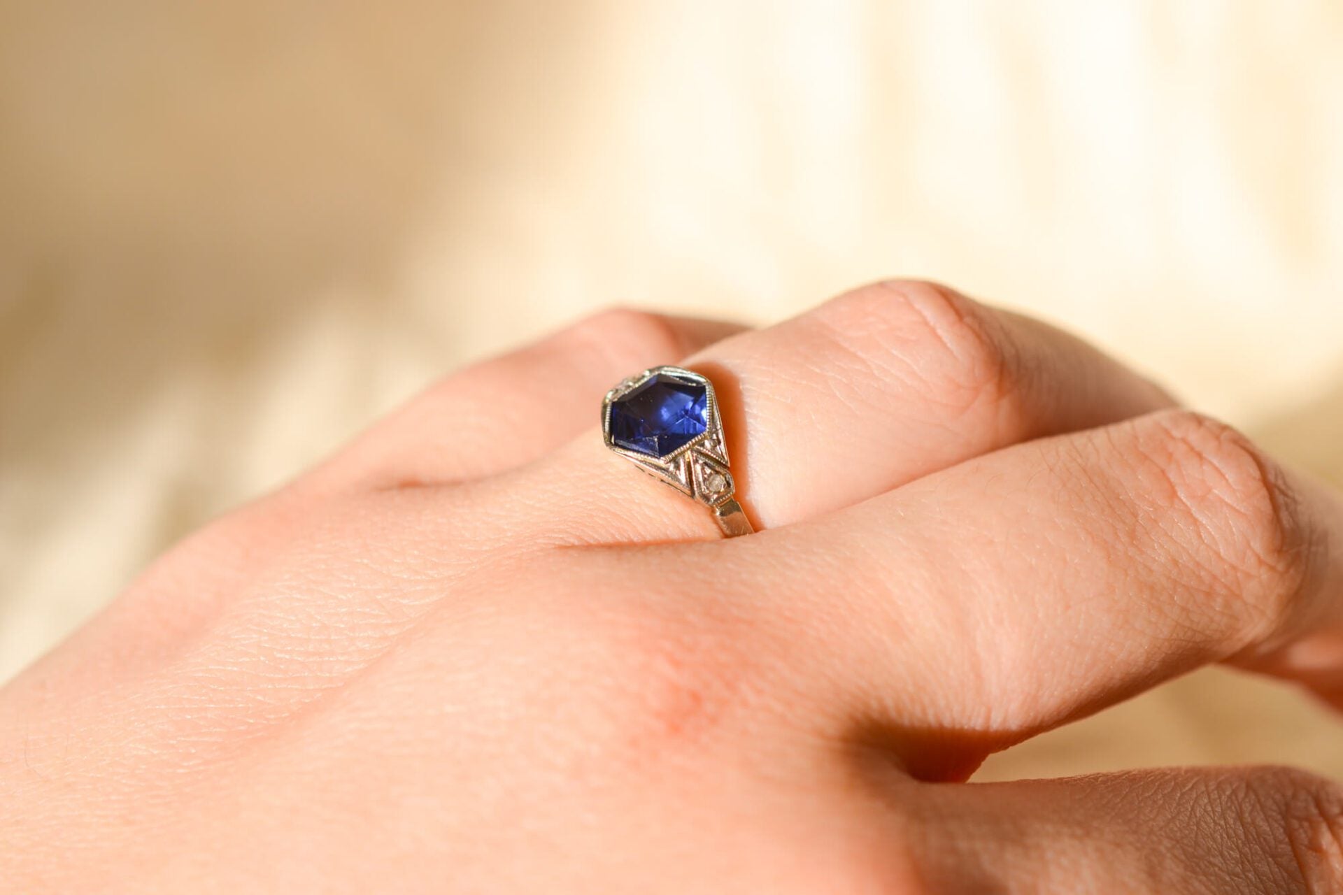 Bague Art Déco Saphir de synthèse Diamants