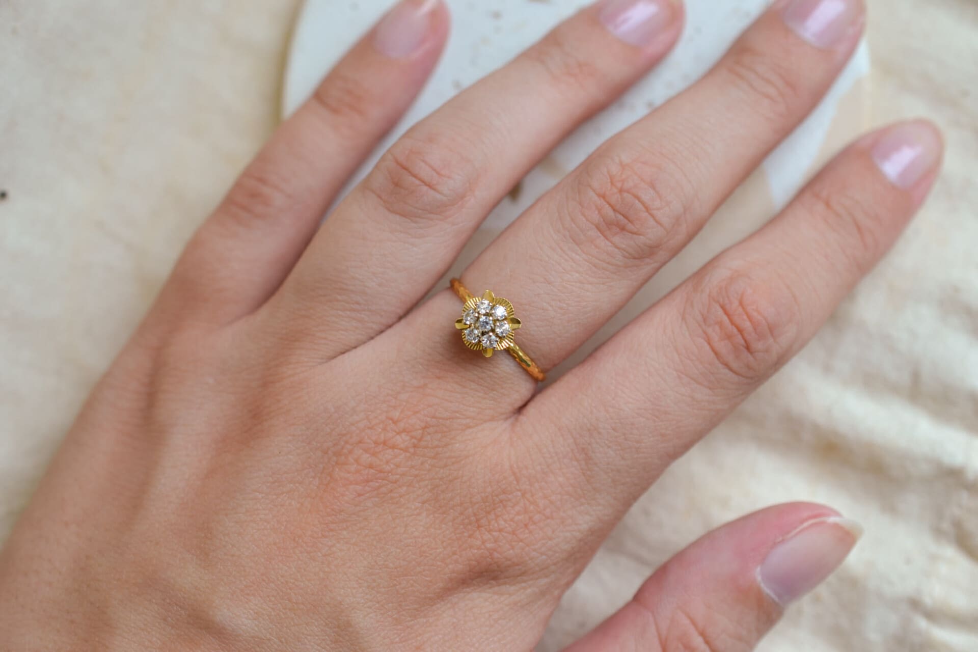 Bague fleur ciselée pierres blanches