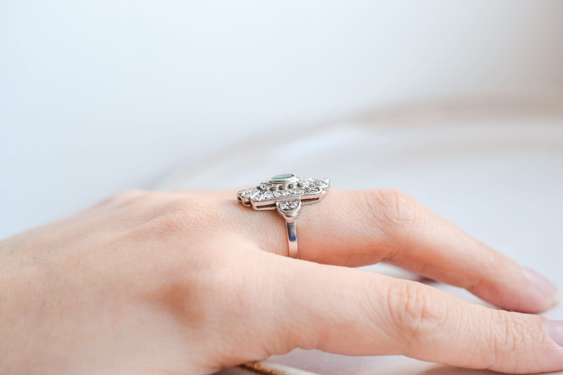 Bague Marquise Art Déco Émeraude et Diamants