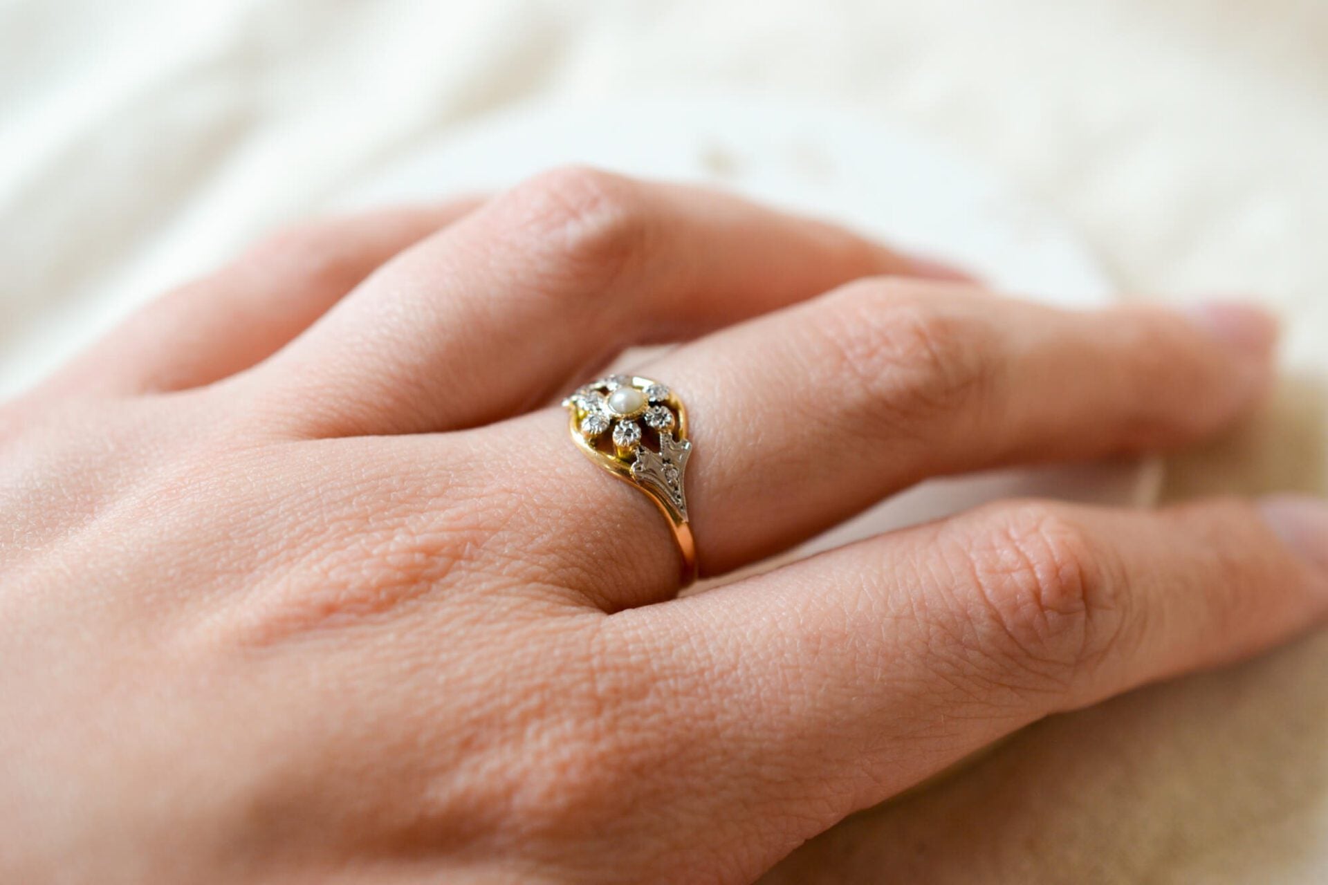 Bague fleur ajourée Diamant et Perle