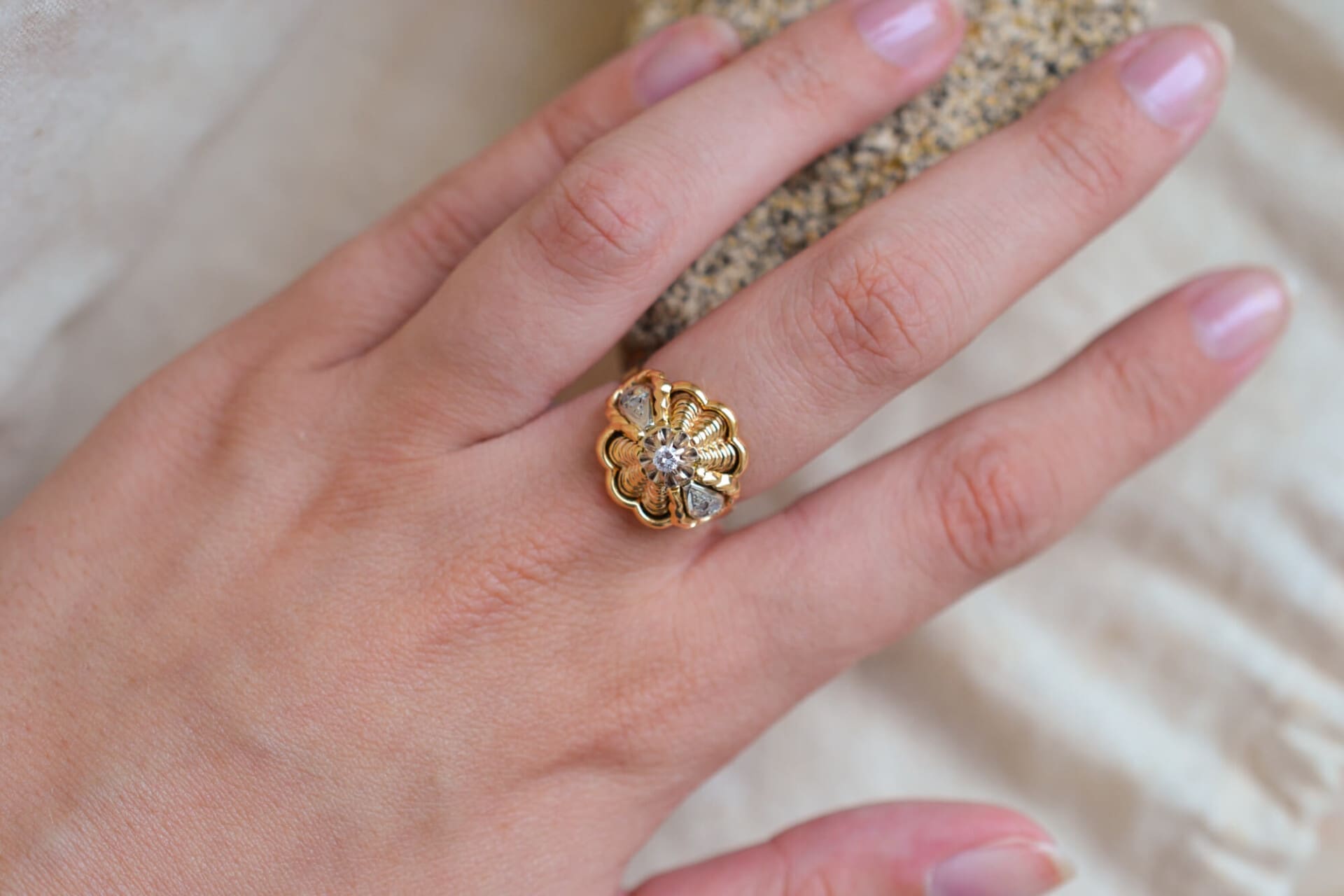Bague Diamant fleur godronnée