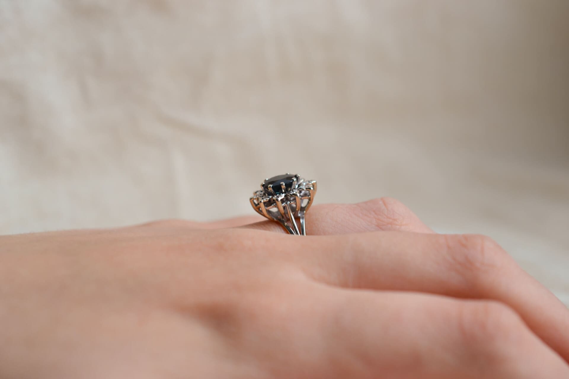 Marguerite Or blanc Saphir et Diamants