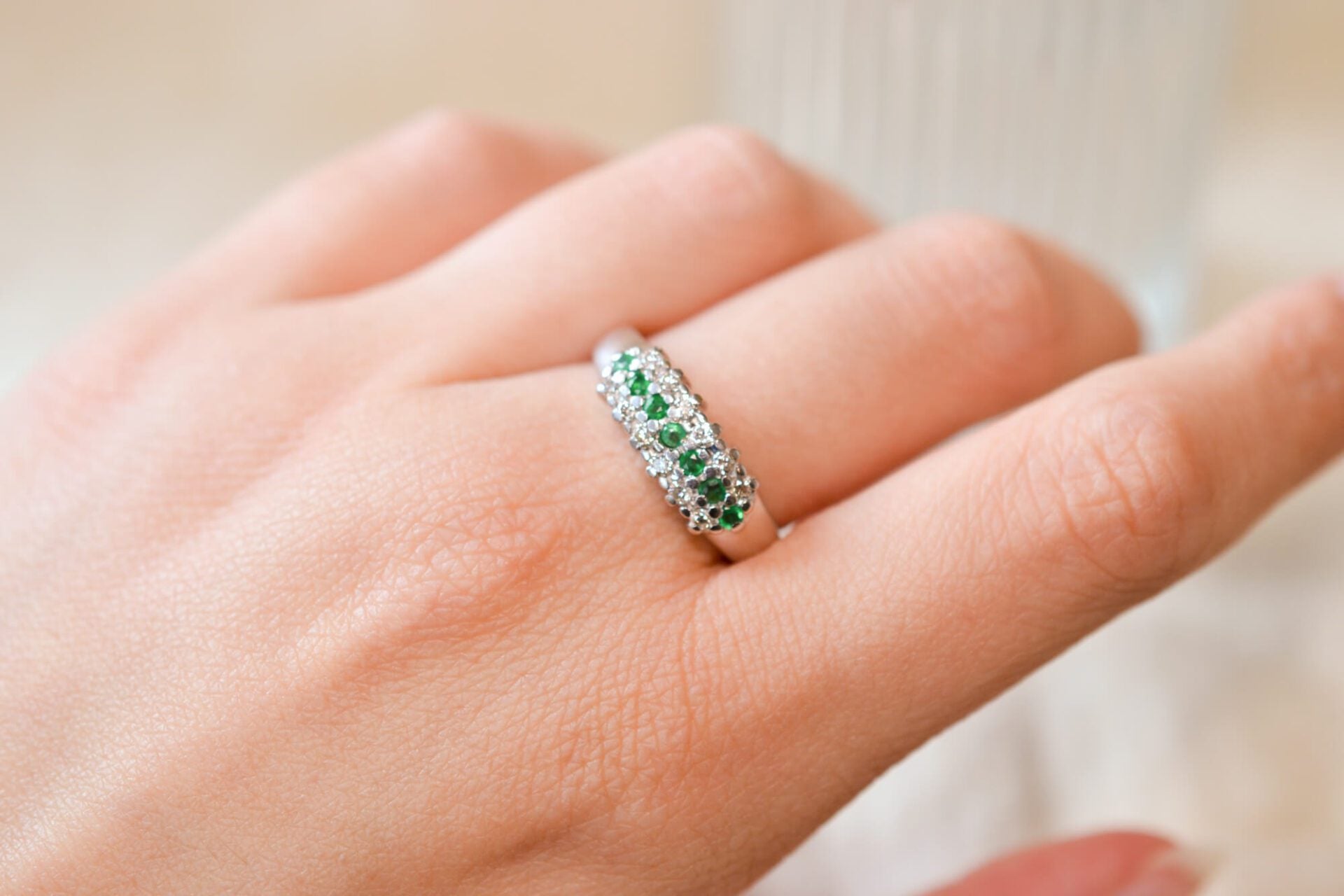 Bague Jarretière Emeraudes et Diamants