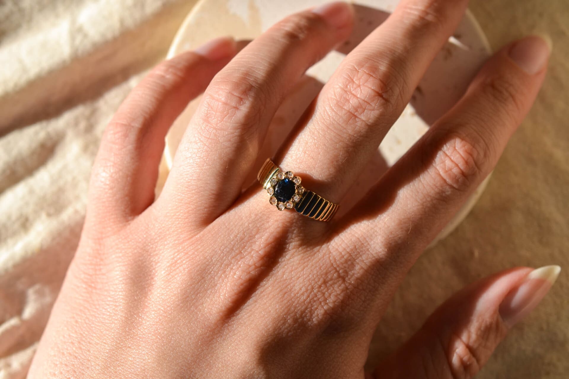 Bague fleur striée Saphir et Diamants
