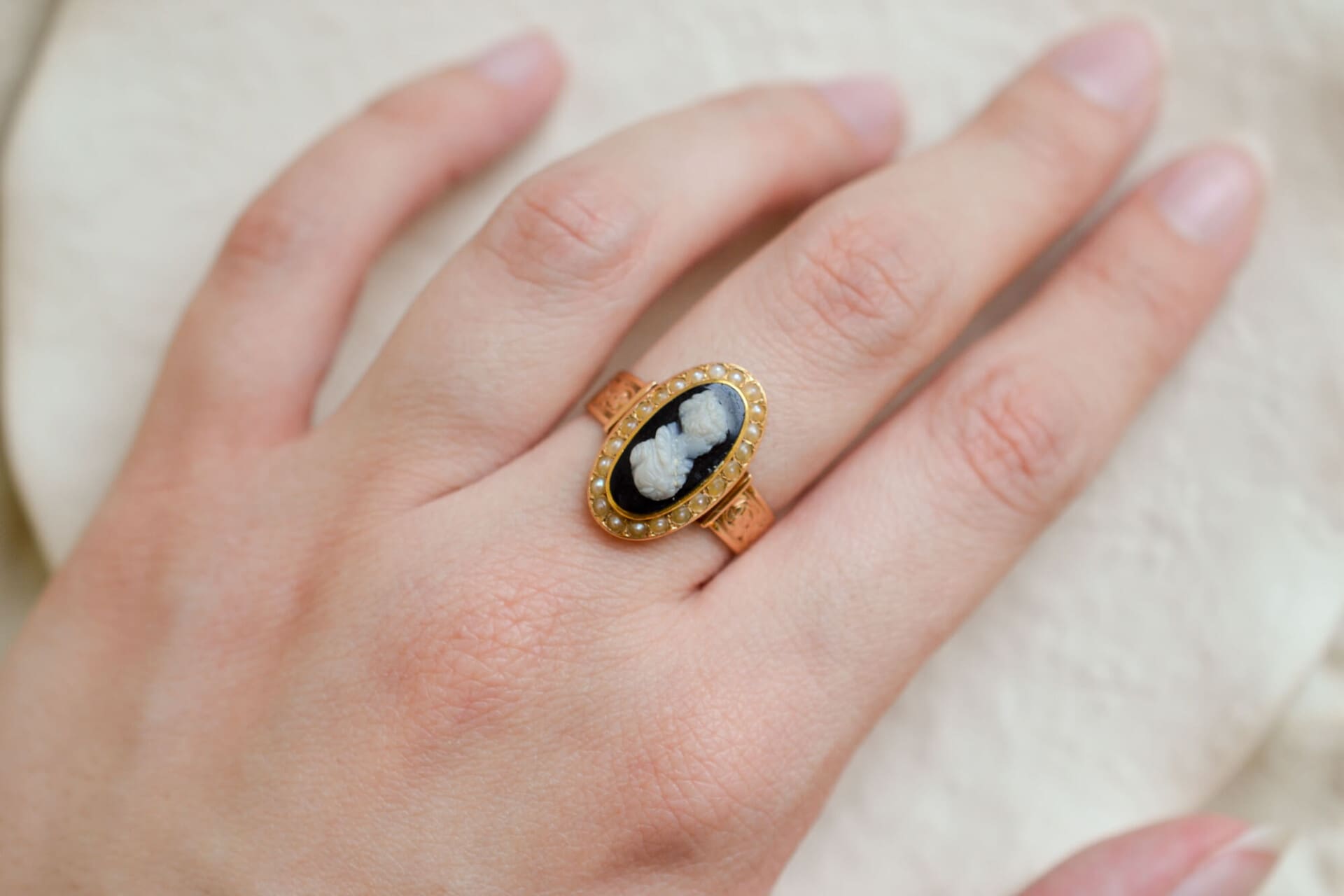 Bague Marquise Camée sur Agate et demi-perles