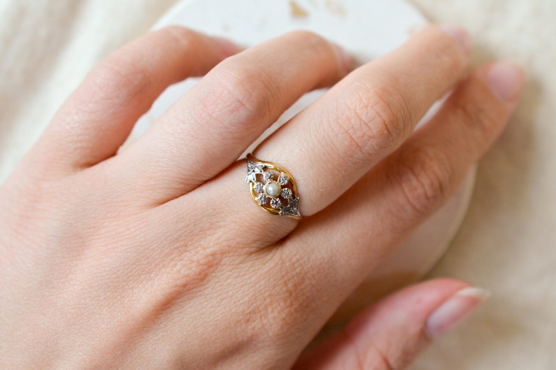 Bague fleur ajourée Diamant et Perle