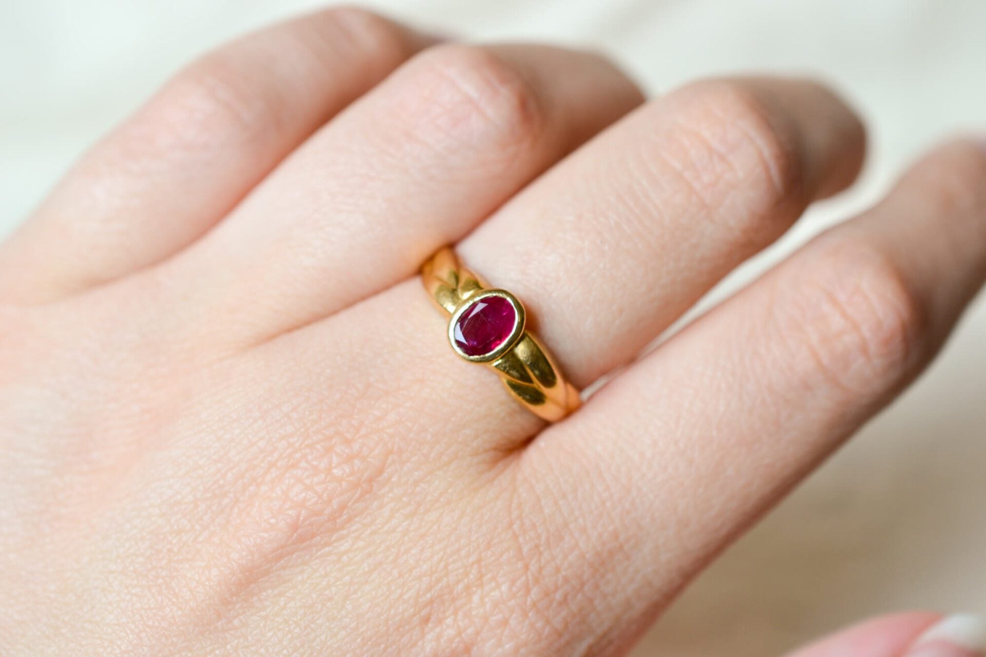 Bague Rubis décor tressé