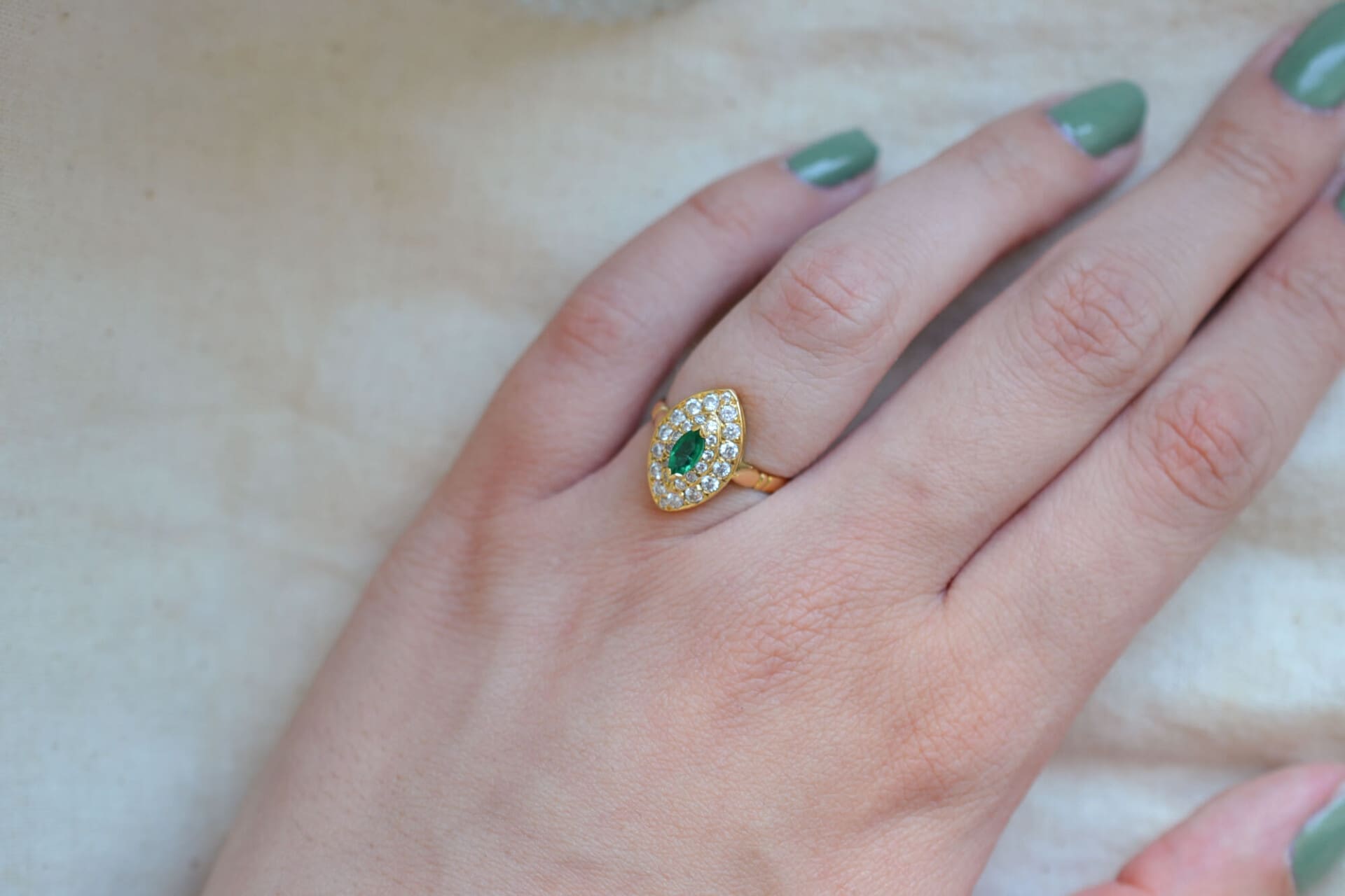 Bague Marquise Émeraude et Oxydes