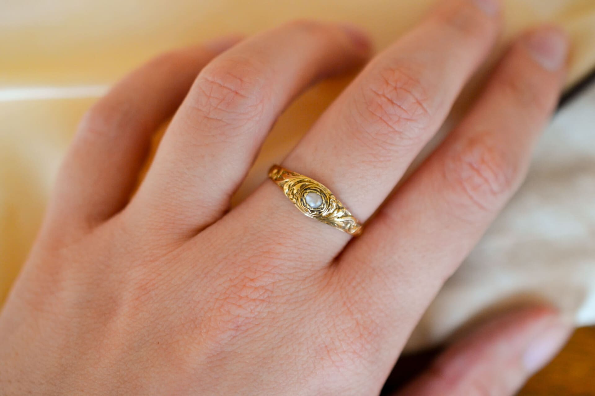 Bague Perle à décor de rinceaux