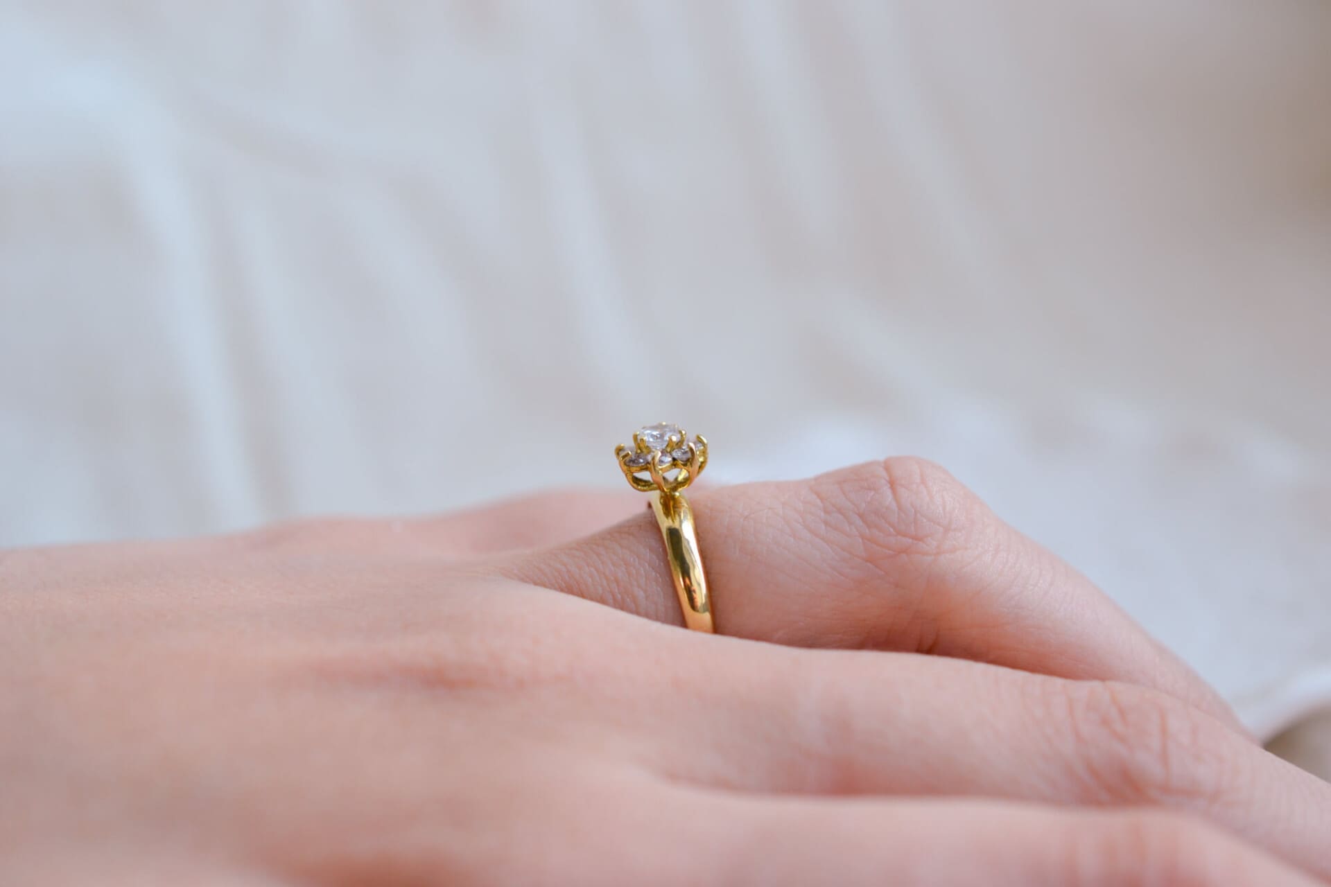 Bague fleur pierres blanches