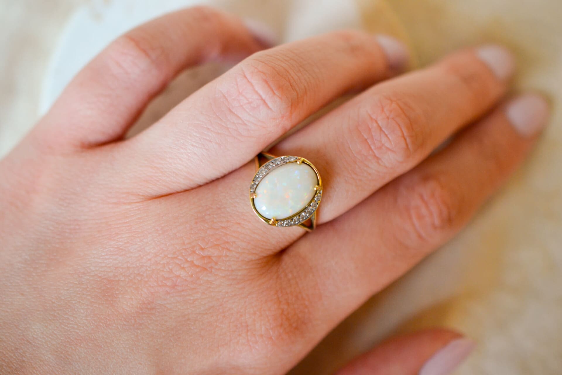 Bague Opale épaulée de Diamants