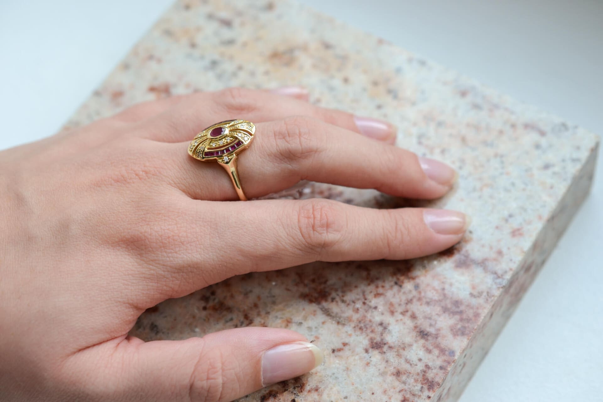 Bague Ovale Rubis et Diamants