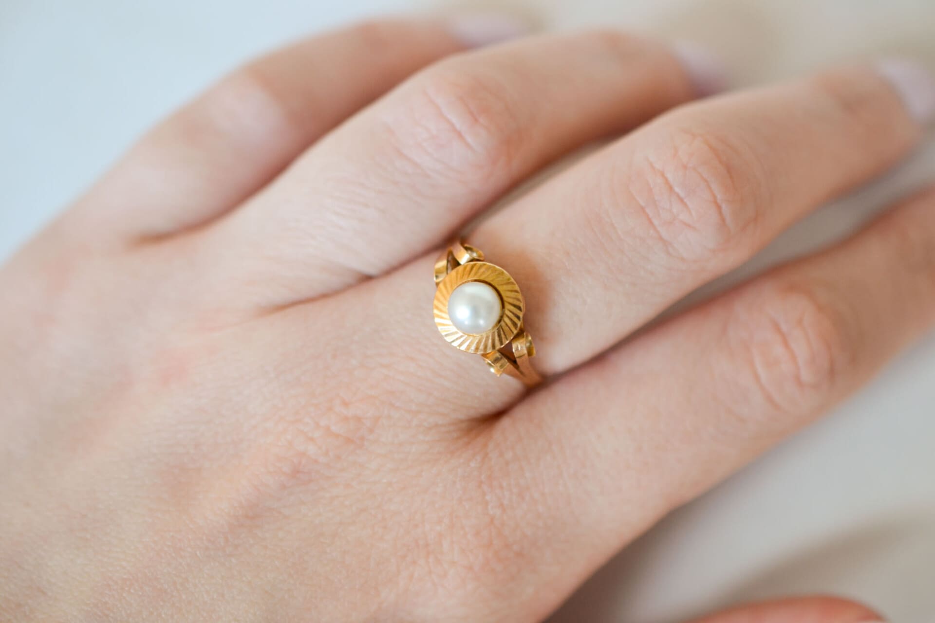 Bague Perle monture striée arabesques