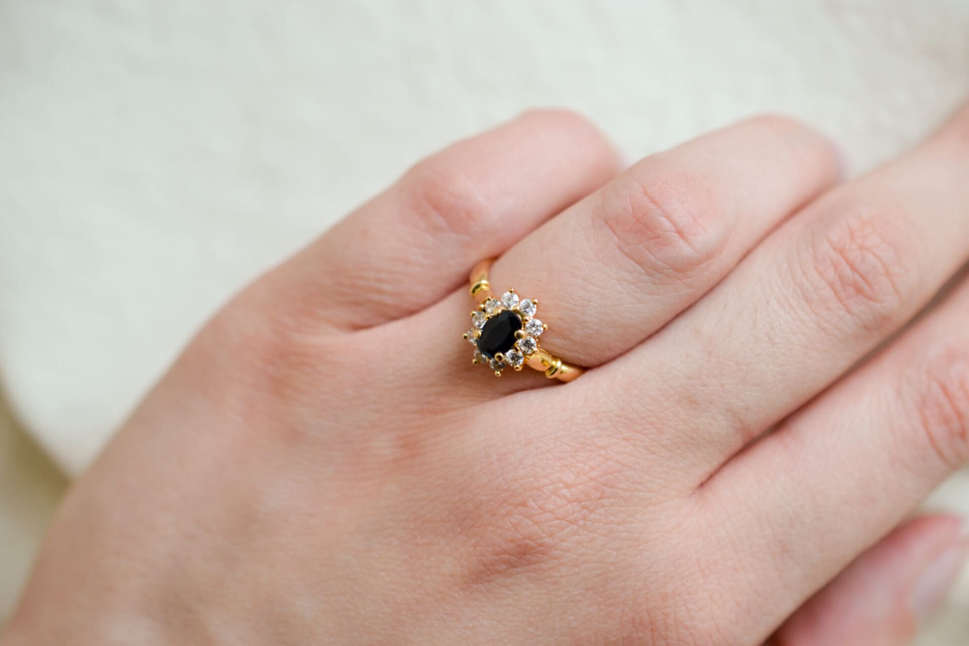 Bague Marguerite doublet Saphir et Oxydes