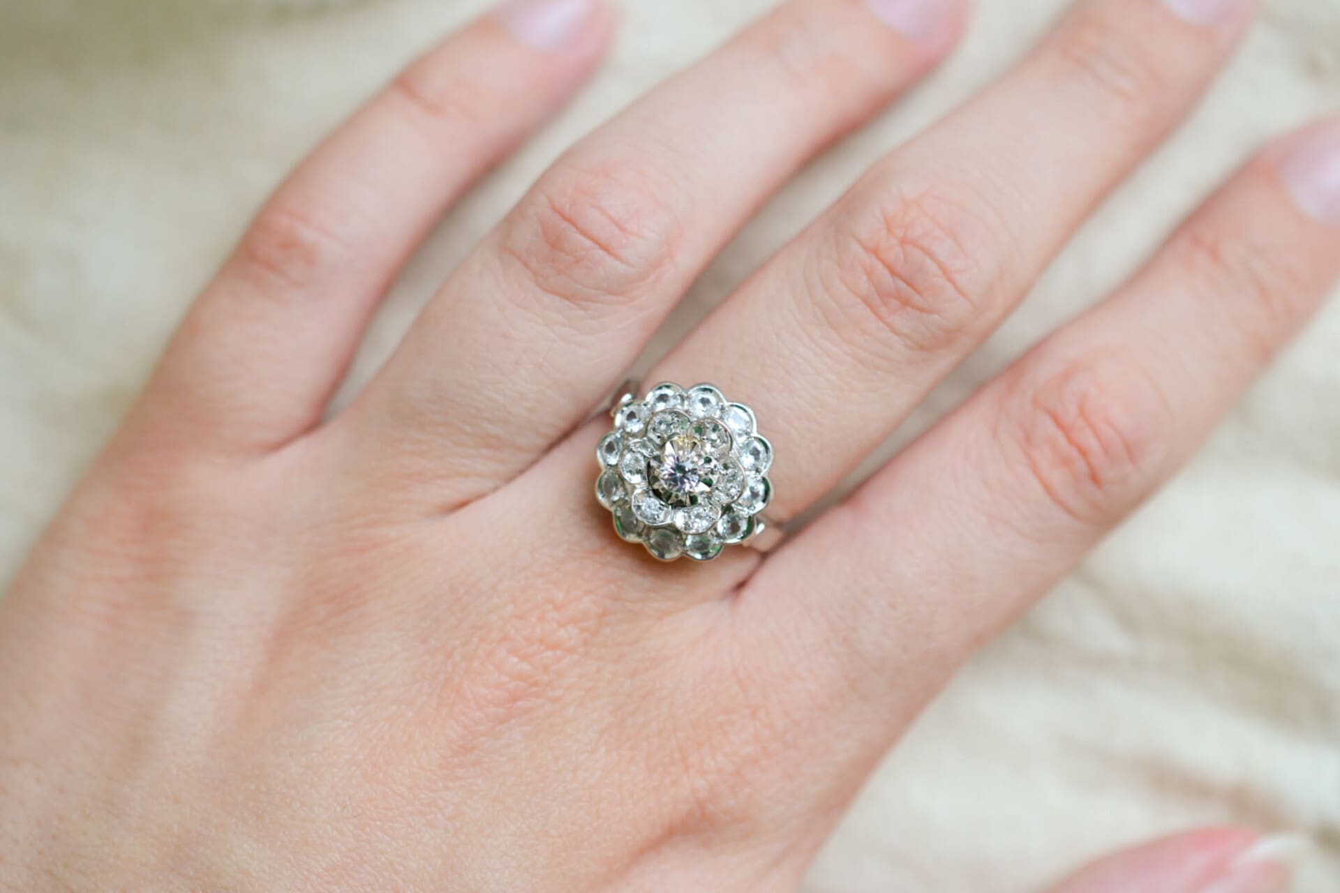 Bague fleur Or blanc Oxydes