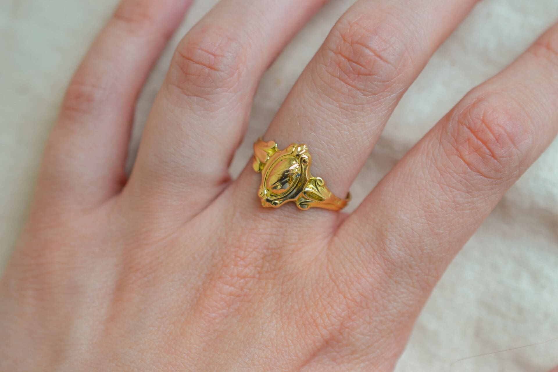 Bague écusson oval bandeau ciselé