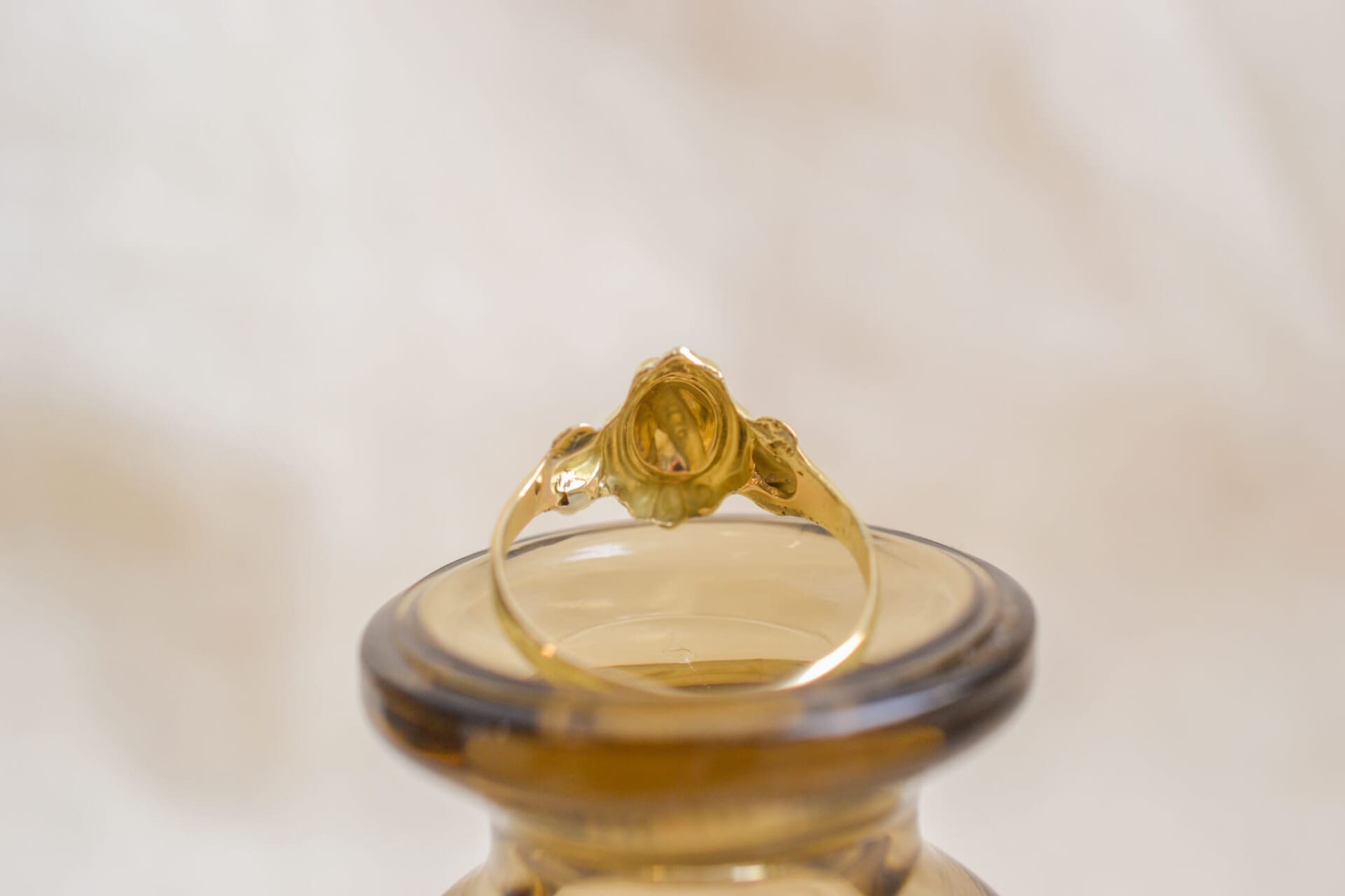 Bague écusson oval bandeau ciselé