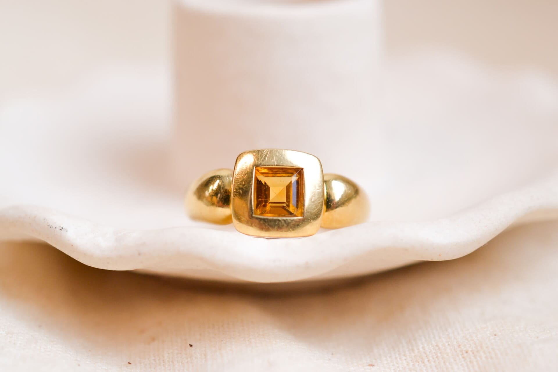 Bague carrée Citrine sertie clos