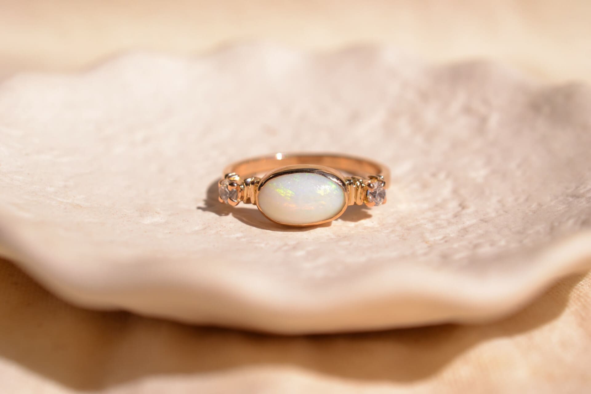 Bague Opale taille ovale et Oxydes