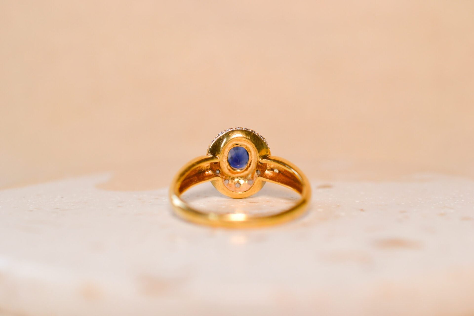 Bague ovale Saphir pavage Diamants
