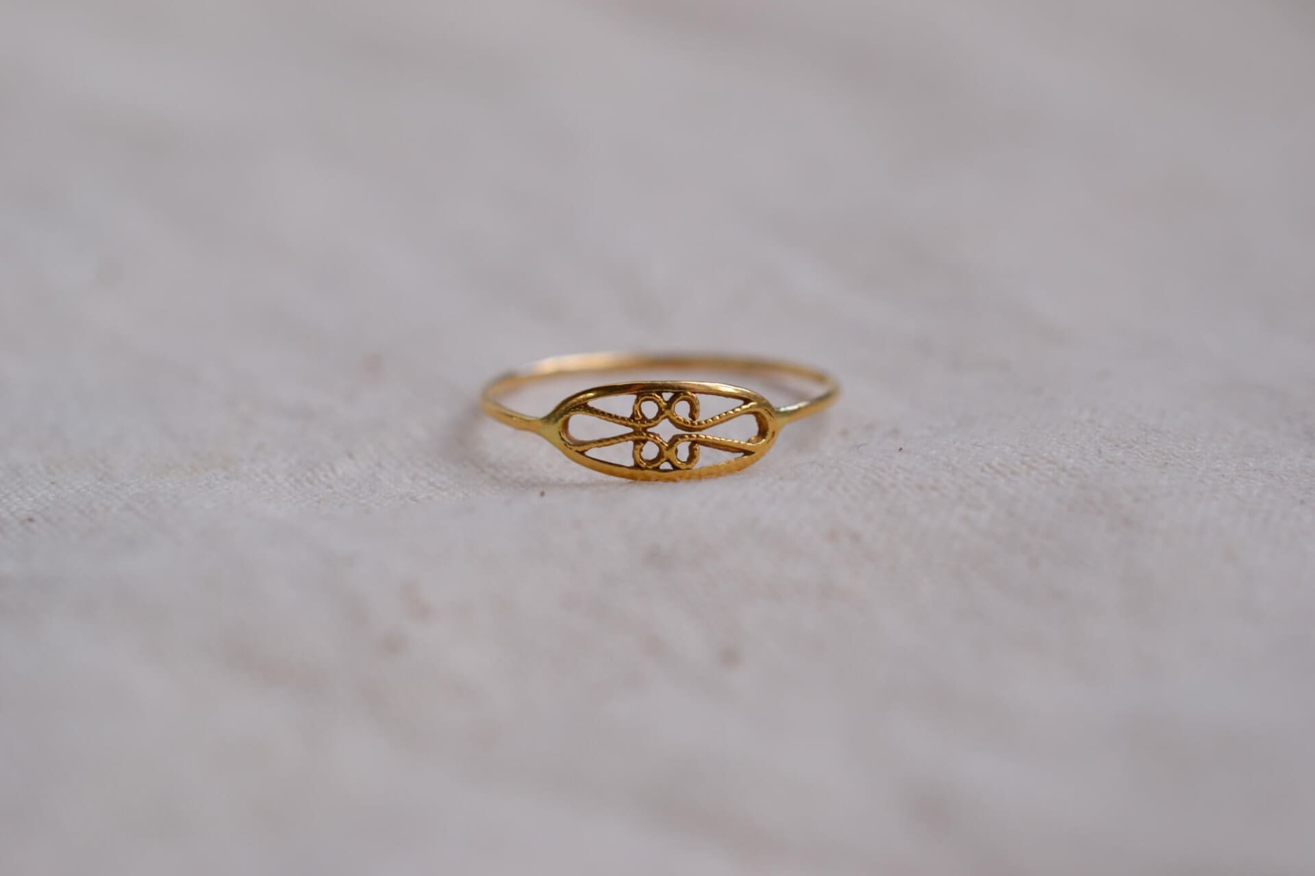 Bague fine à maillon navette filigrané