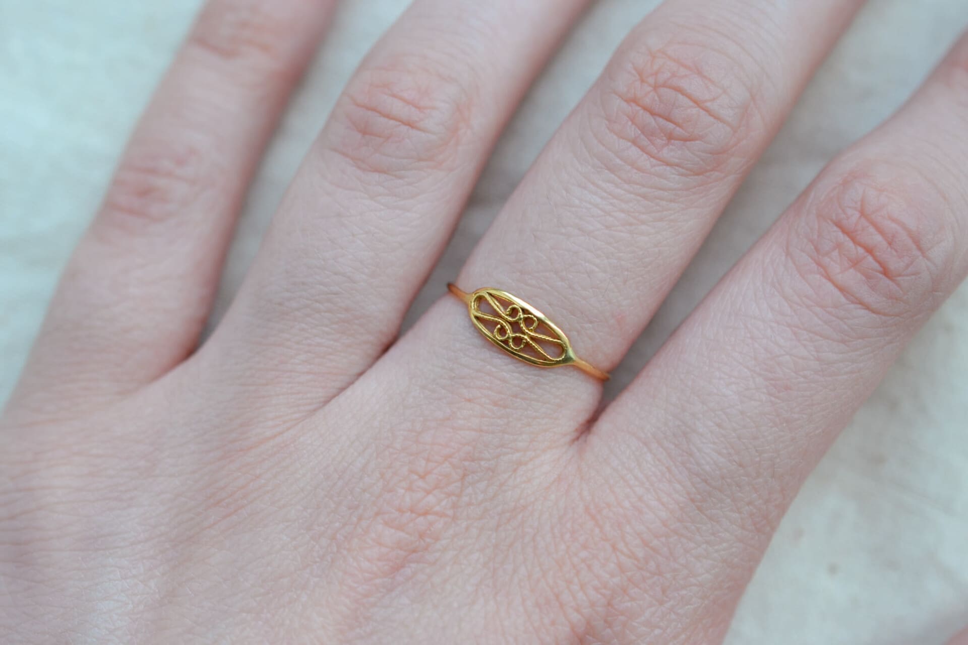 Bague fine à maillon navette filigrané