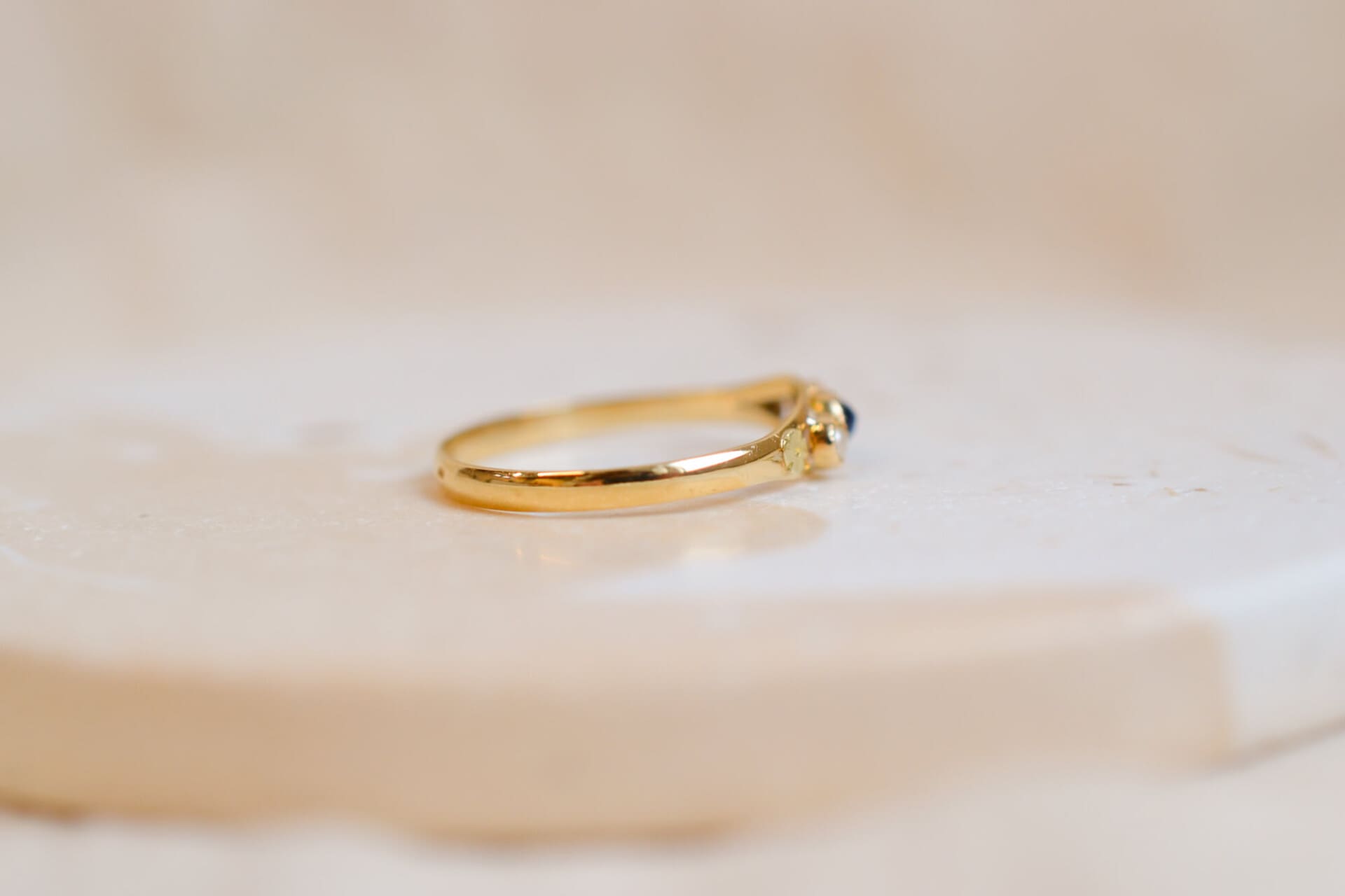 Bague fine Saphir de synthèse et Perles