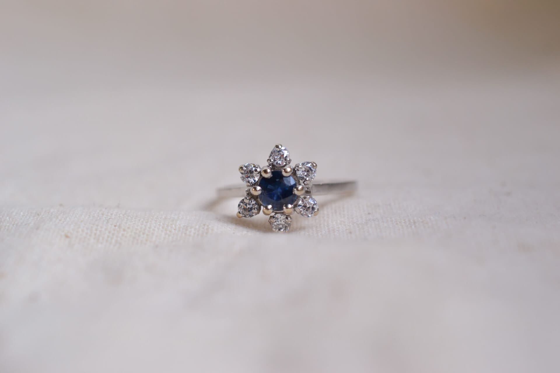 Bague fleur Saphir et pierres blanches