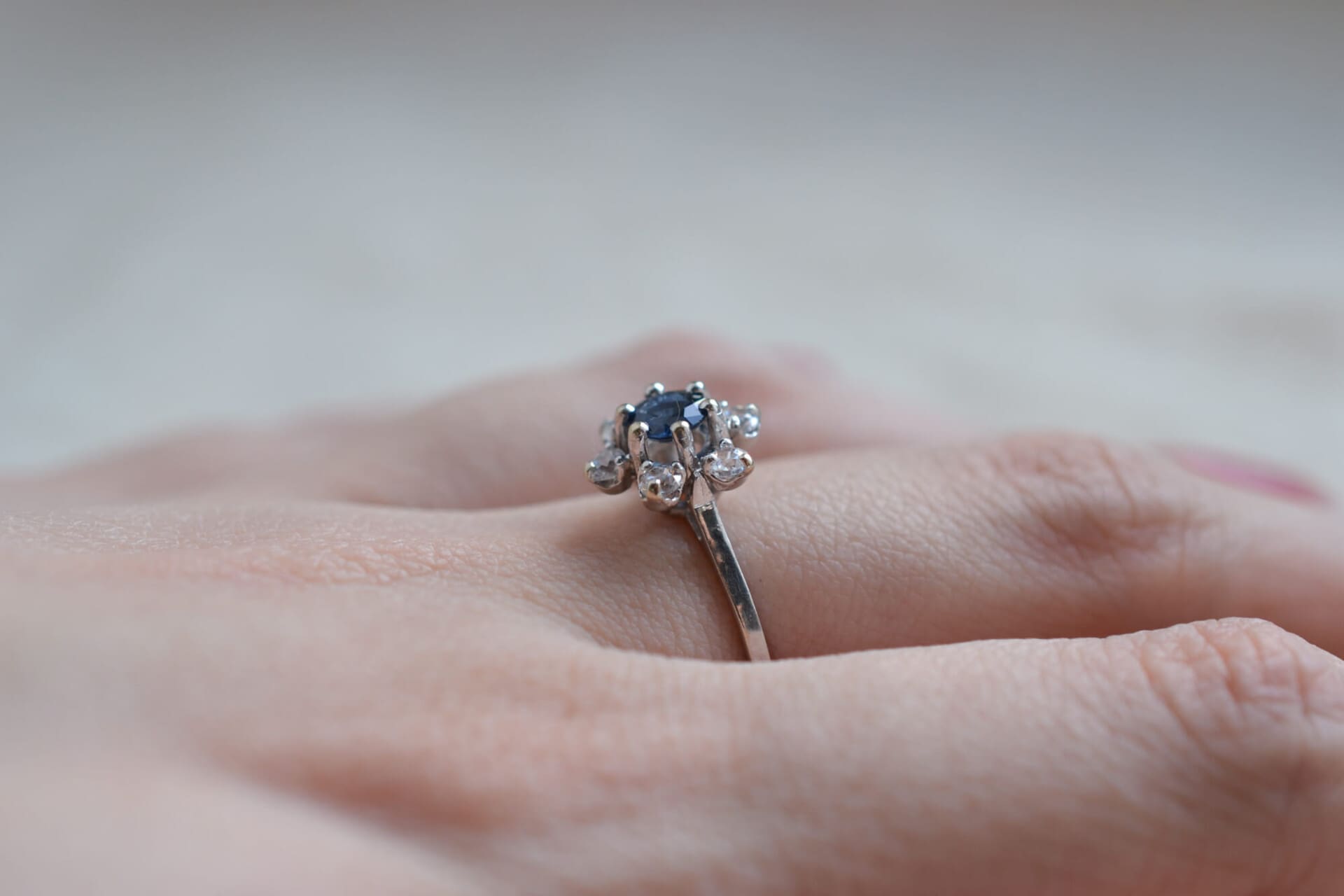 Bague fleur Saphir et pierres blanches