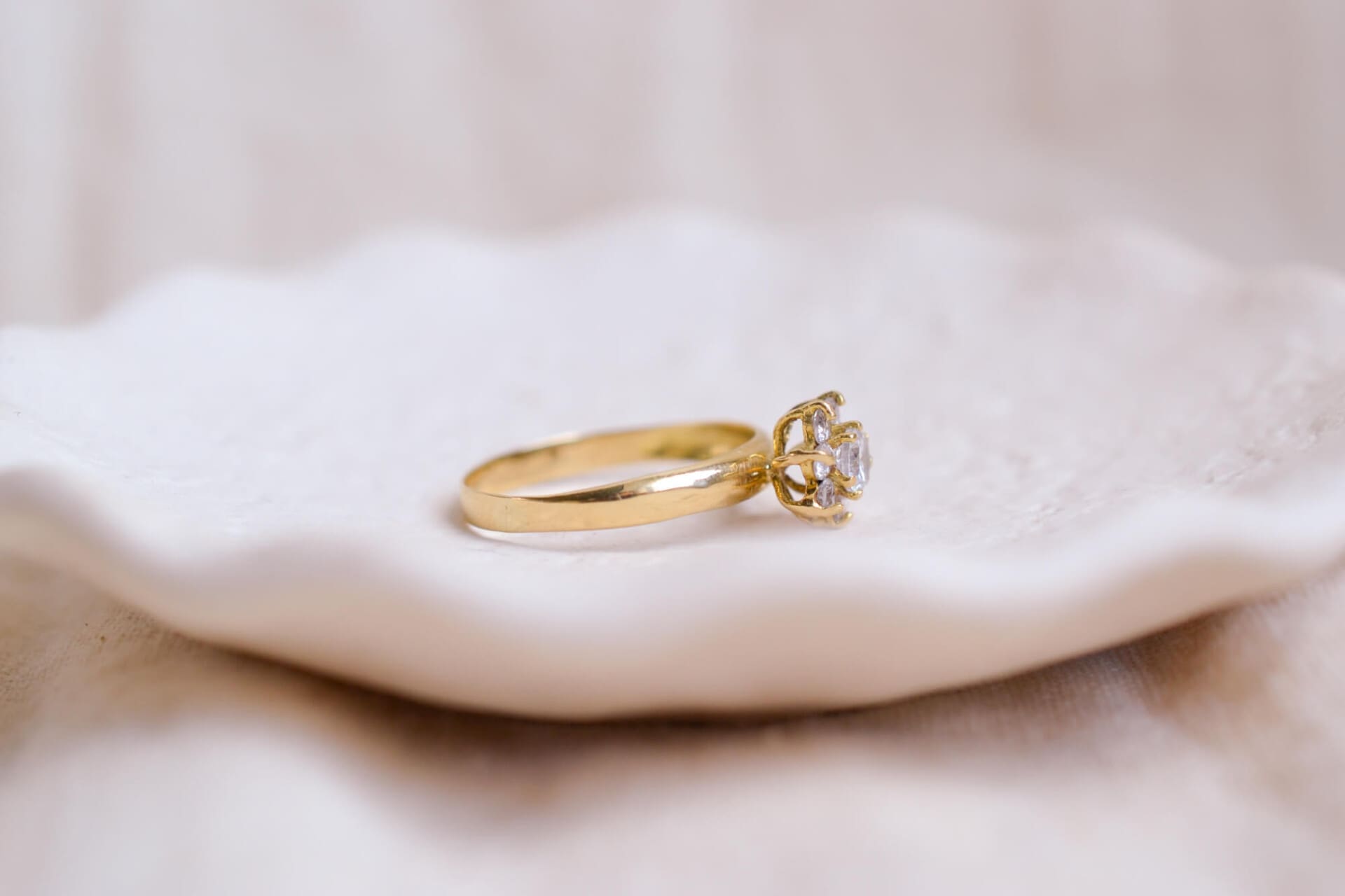 Bague fleur pierres blanches
