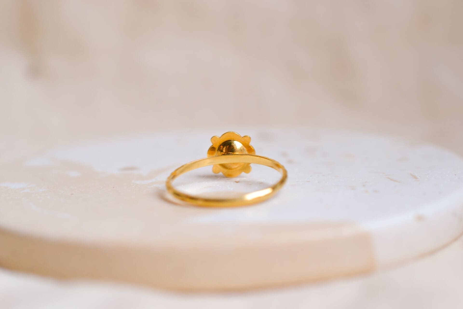 Bague fleur ciselée pierres blanches