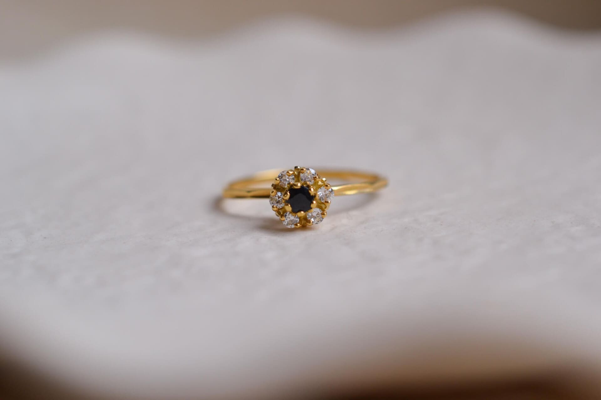 Bague fleur Saphir bleu et Oxydes