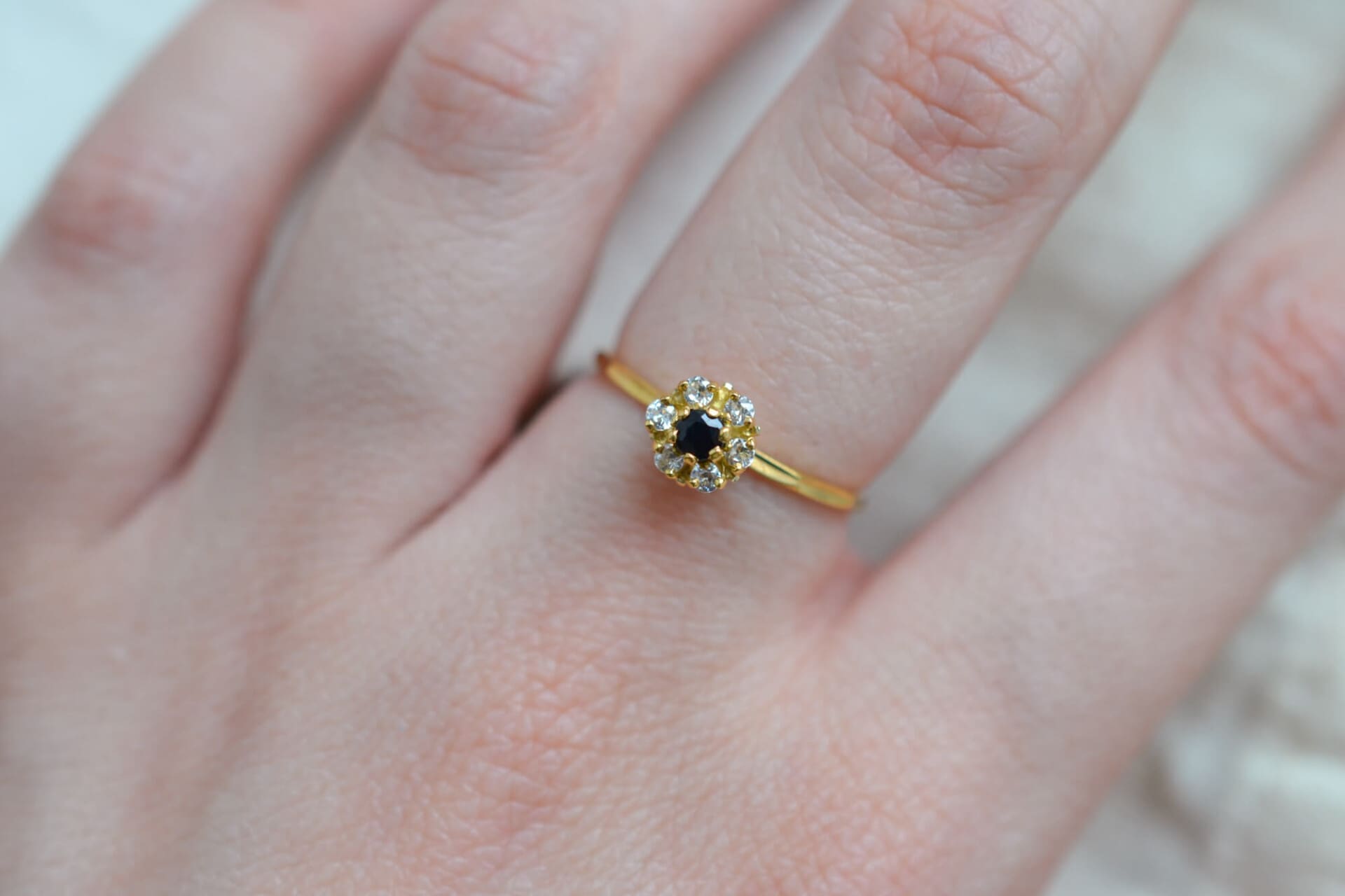 Bague fleur Saphir bleu et Oxydes