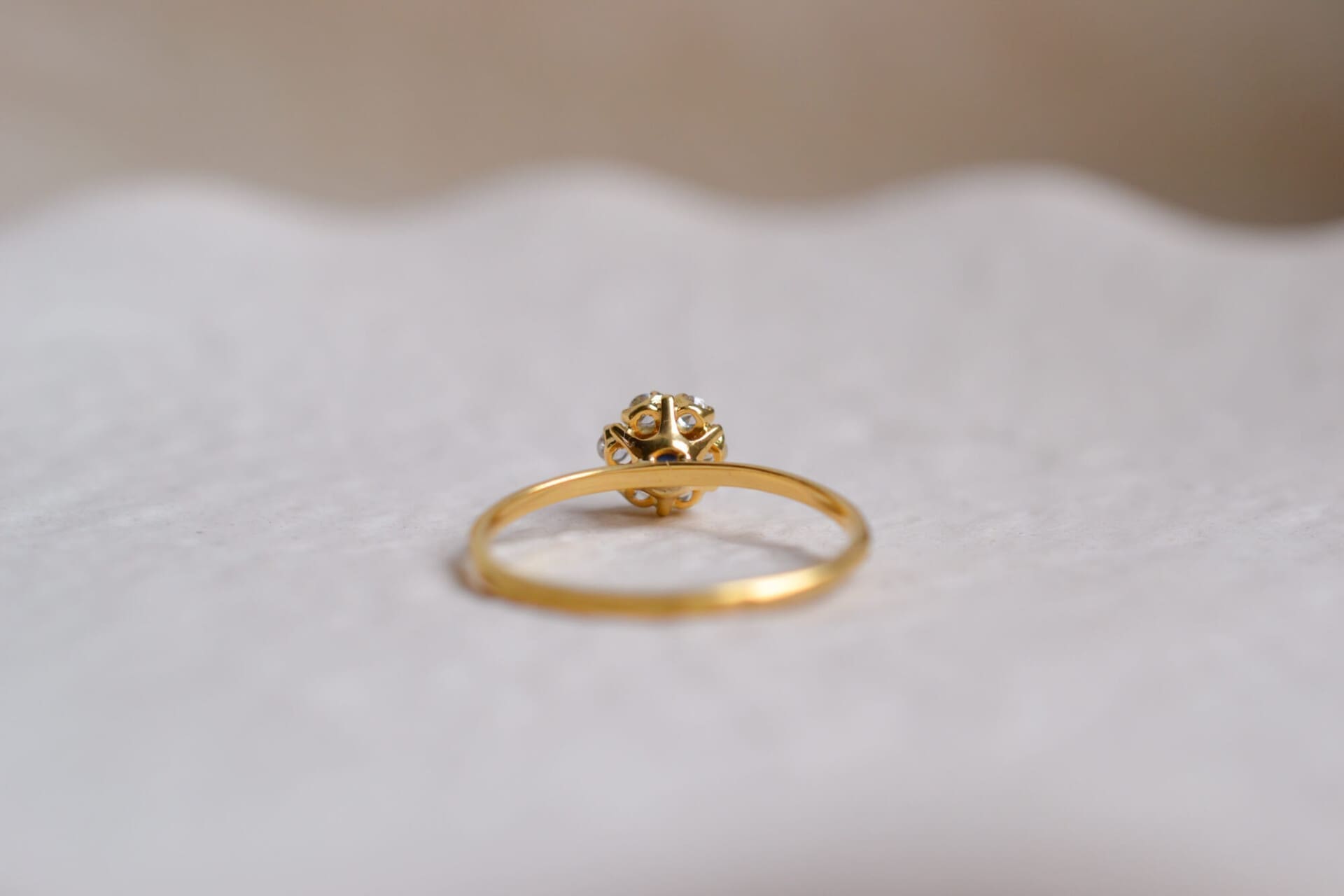 Bague fleur Saphir bleu et Oxydes