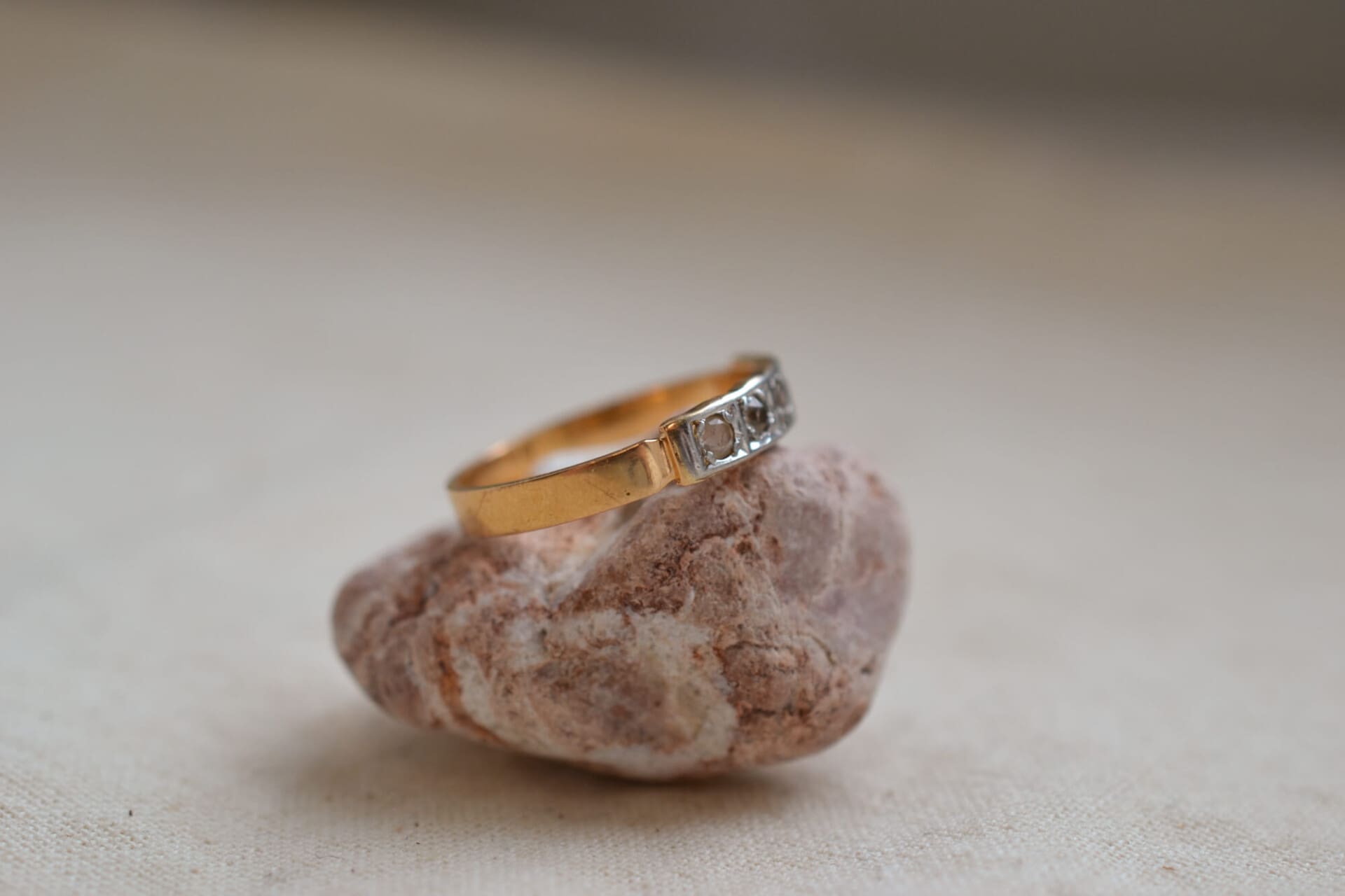 Bague jarretière pierres blanches