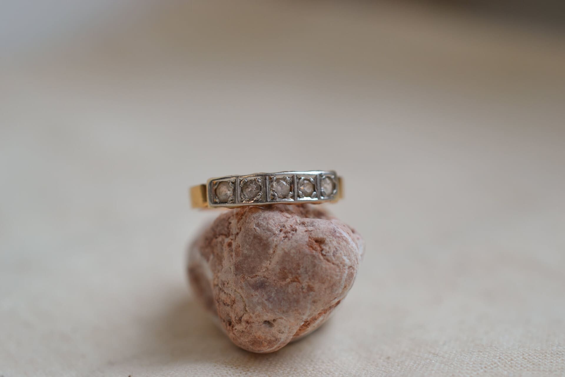 Bague jarretière pierres blanches