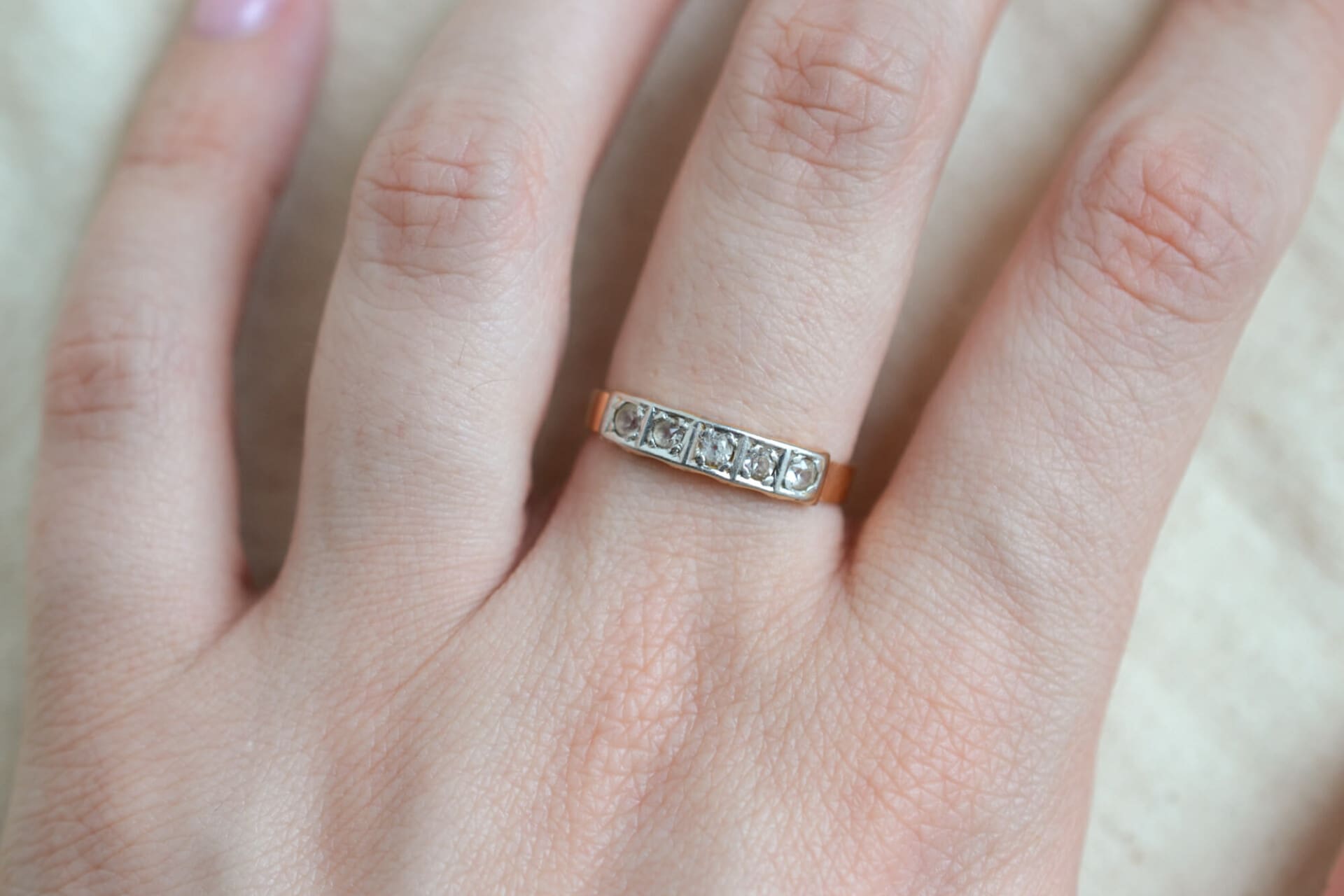 Bague jarretière pierres blanches