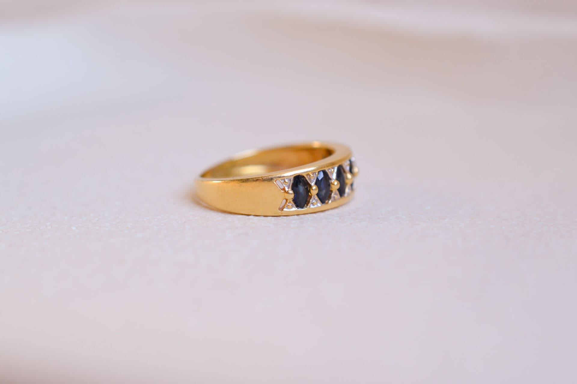 Bague jarretière géométrique Saphirs
