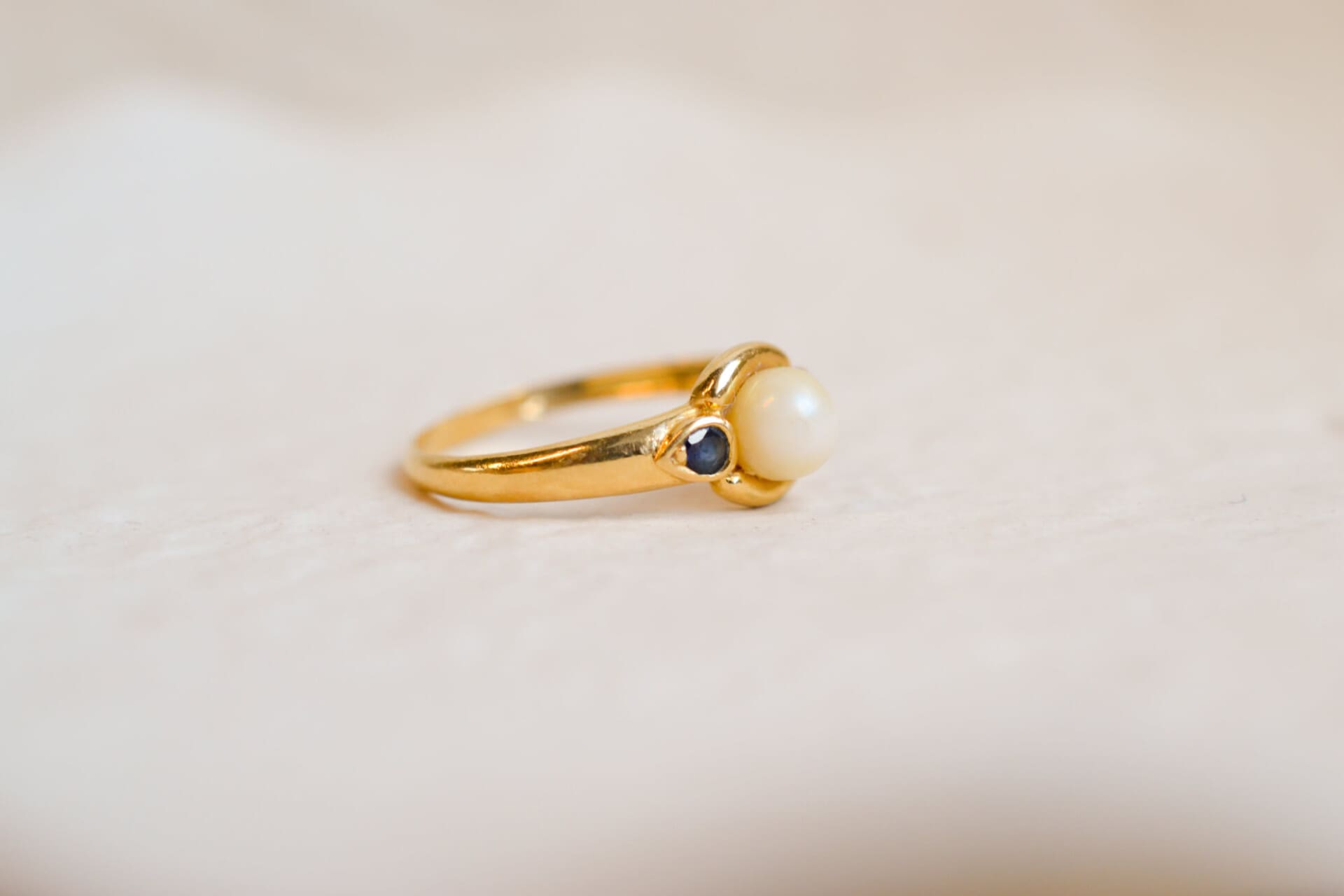 Bague jonc Perle et Saphirs