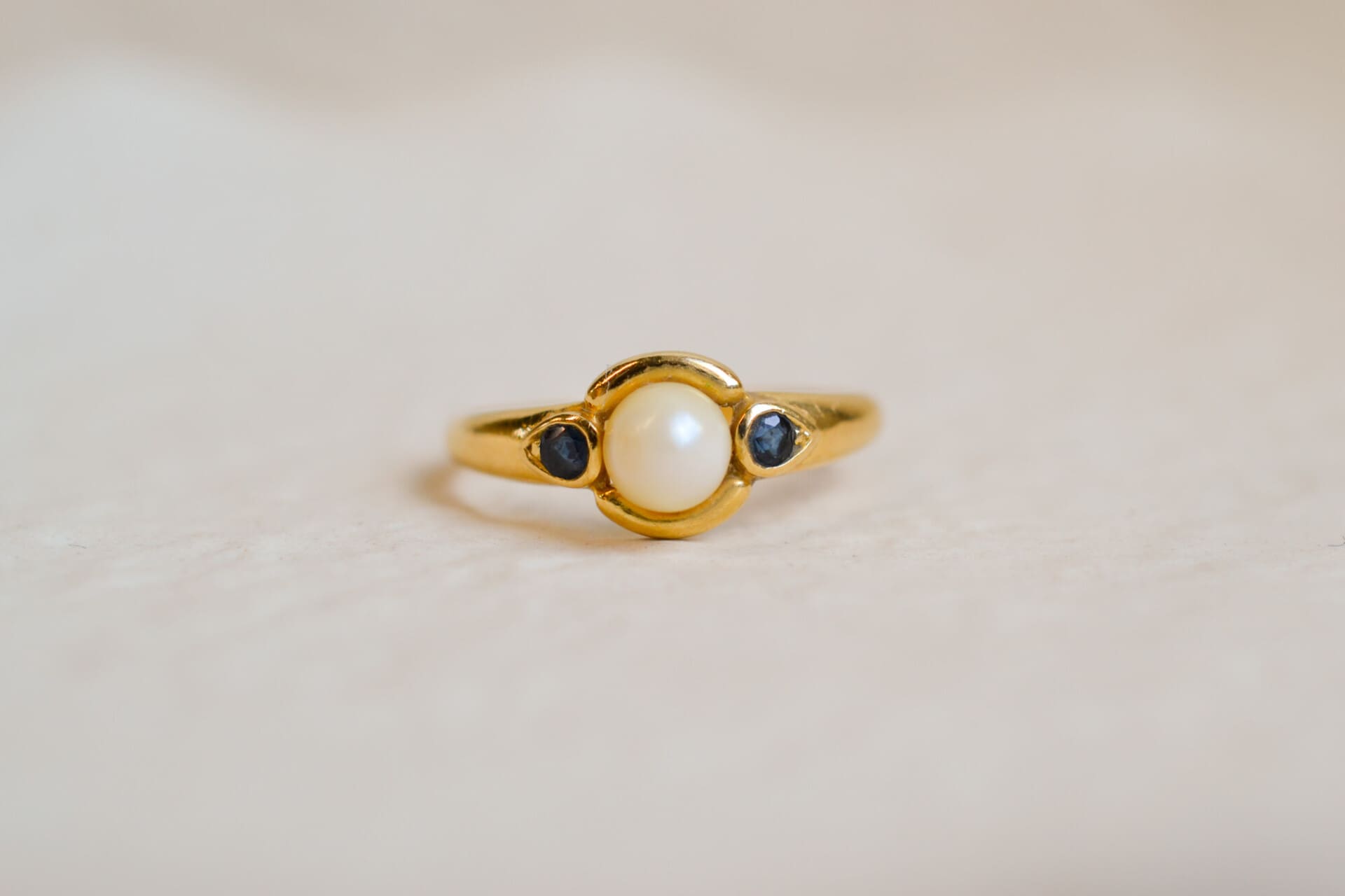 Bague jonc Perle et Saphirs