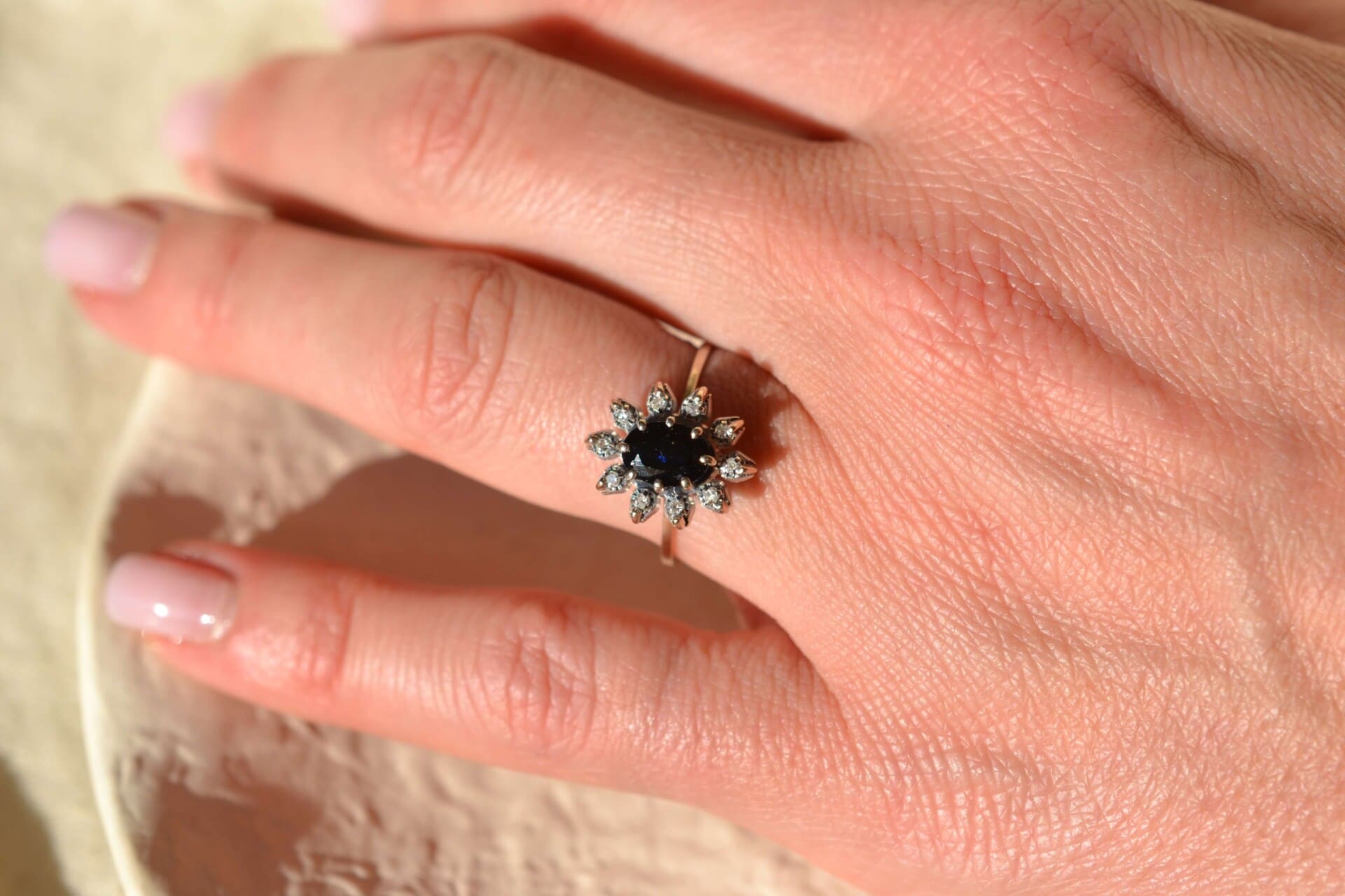 Marguerite Or blanc Diamants et Saphir