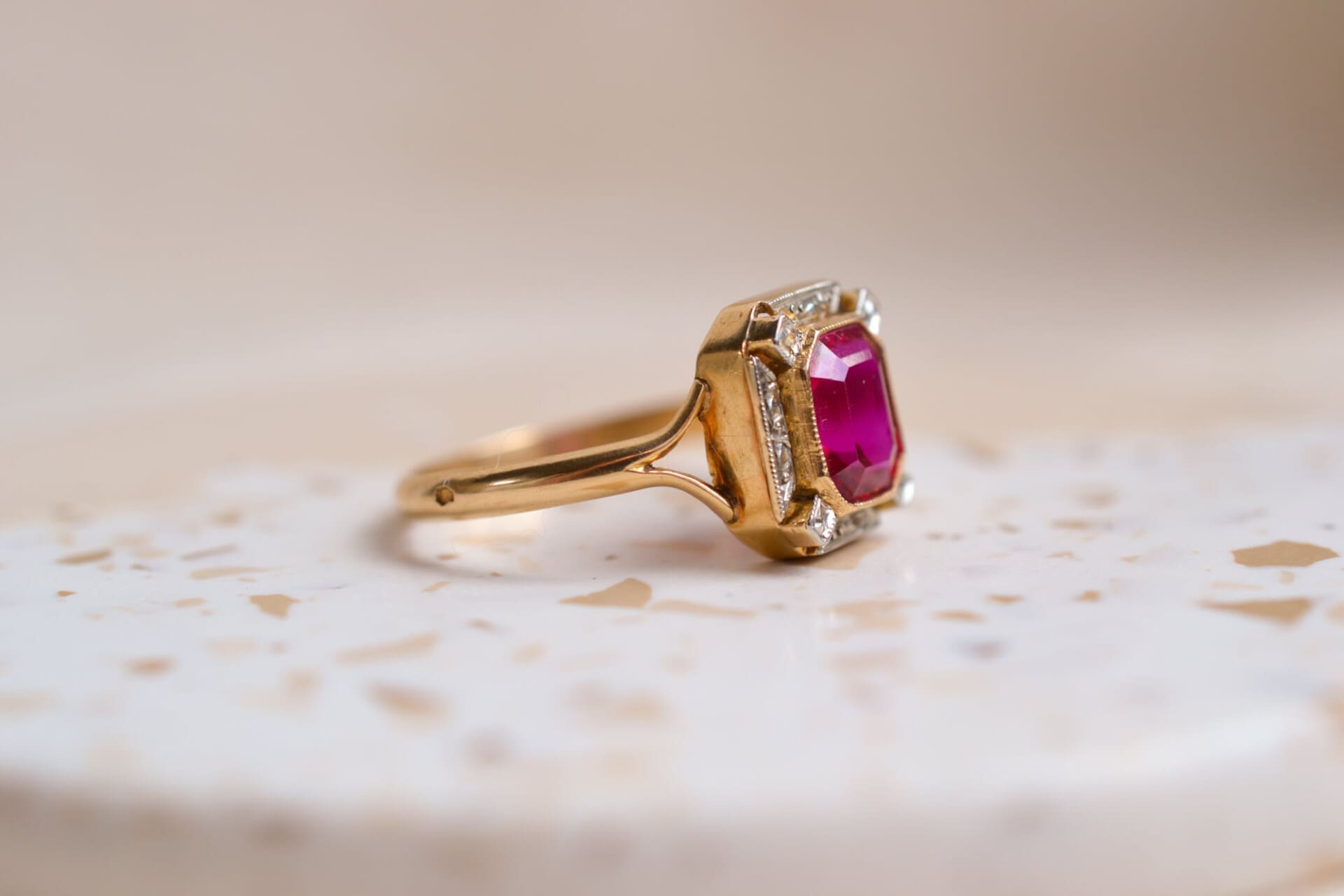 Bague octogonale pierre rouge