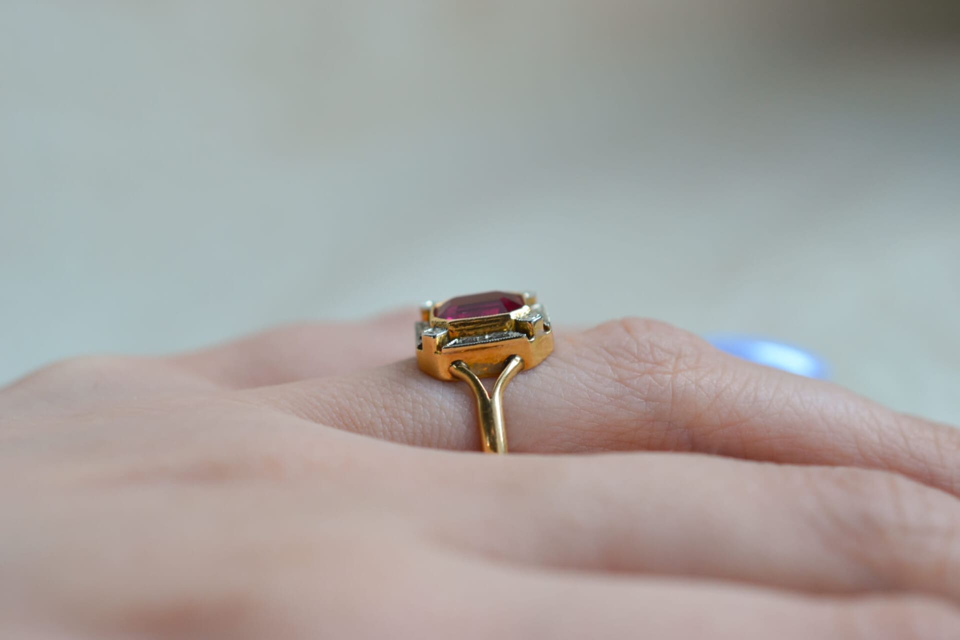 Bague octogonale pierre rouge
