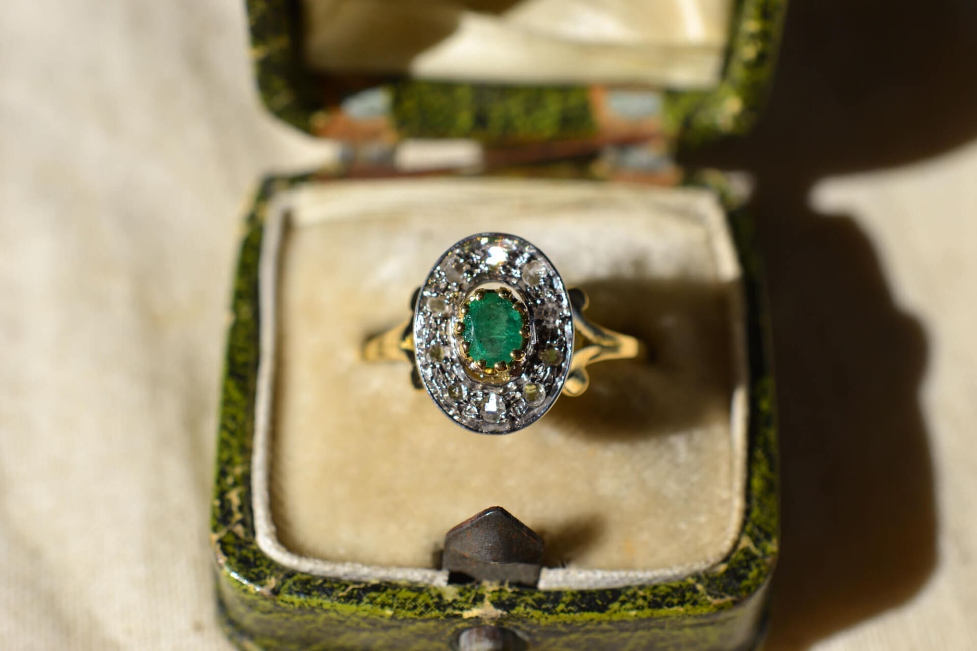 Bague ovale 2 Ors Émeraude et Diamants