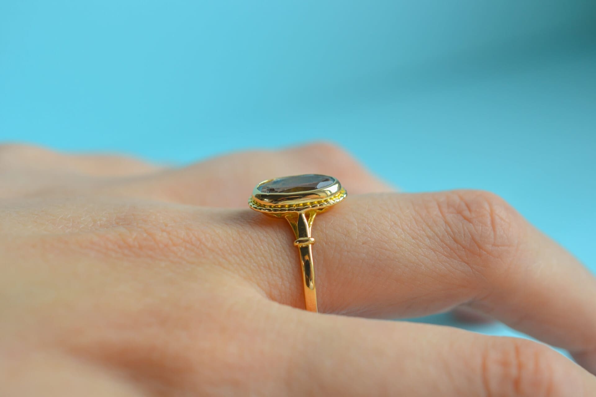 Bague ovale Aigue-Marine décor cranté