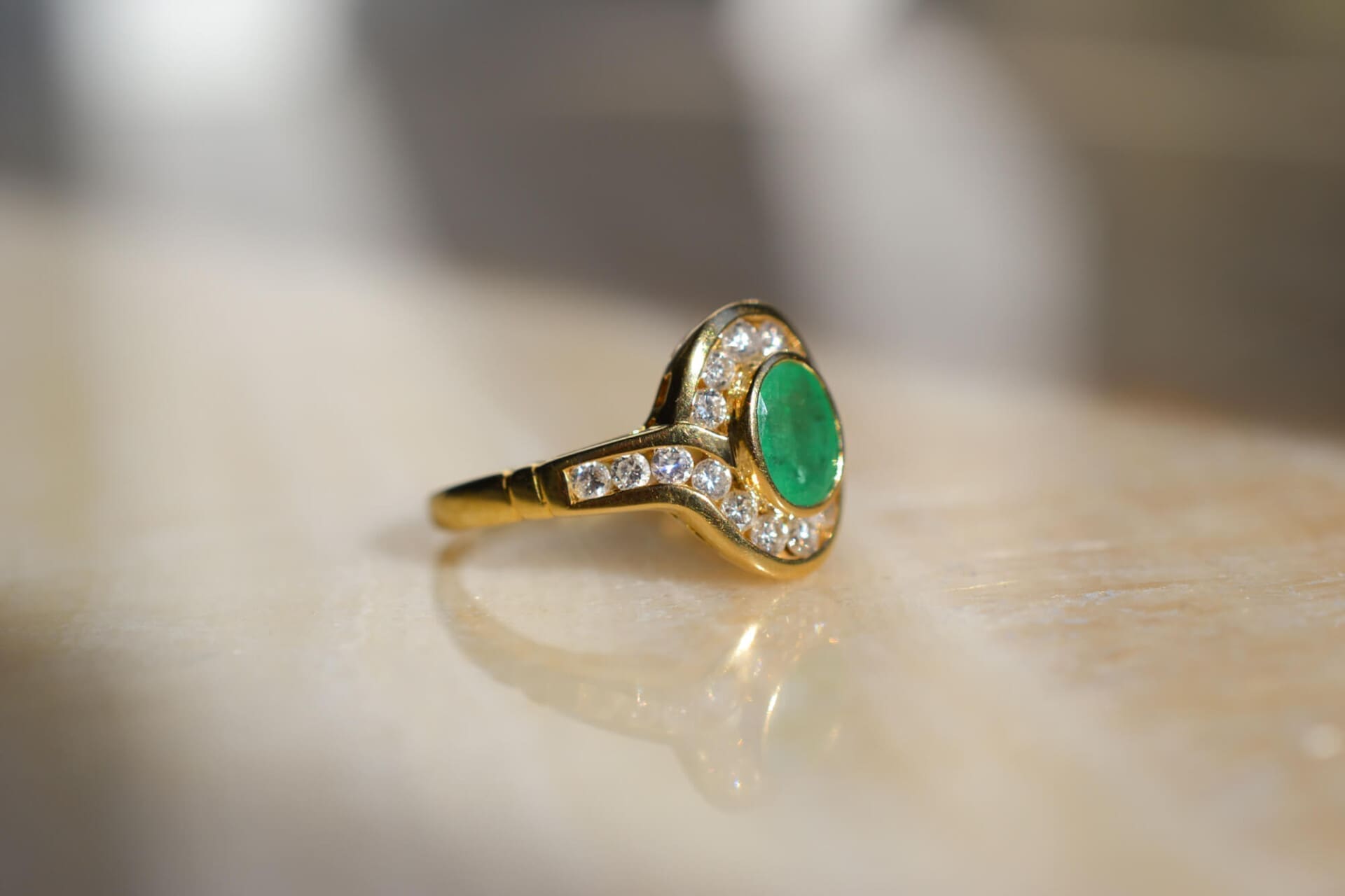 Bague ovale Émeraude et Diamants