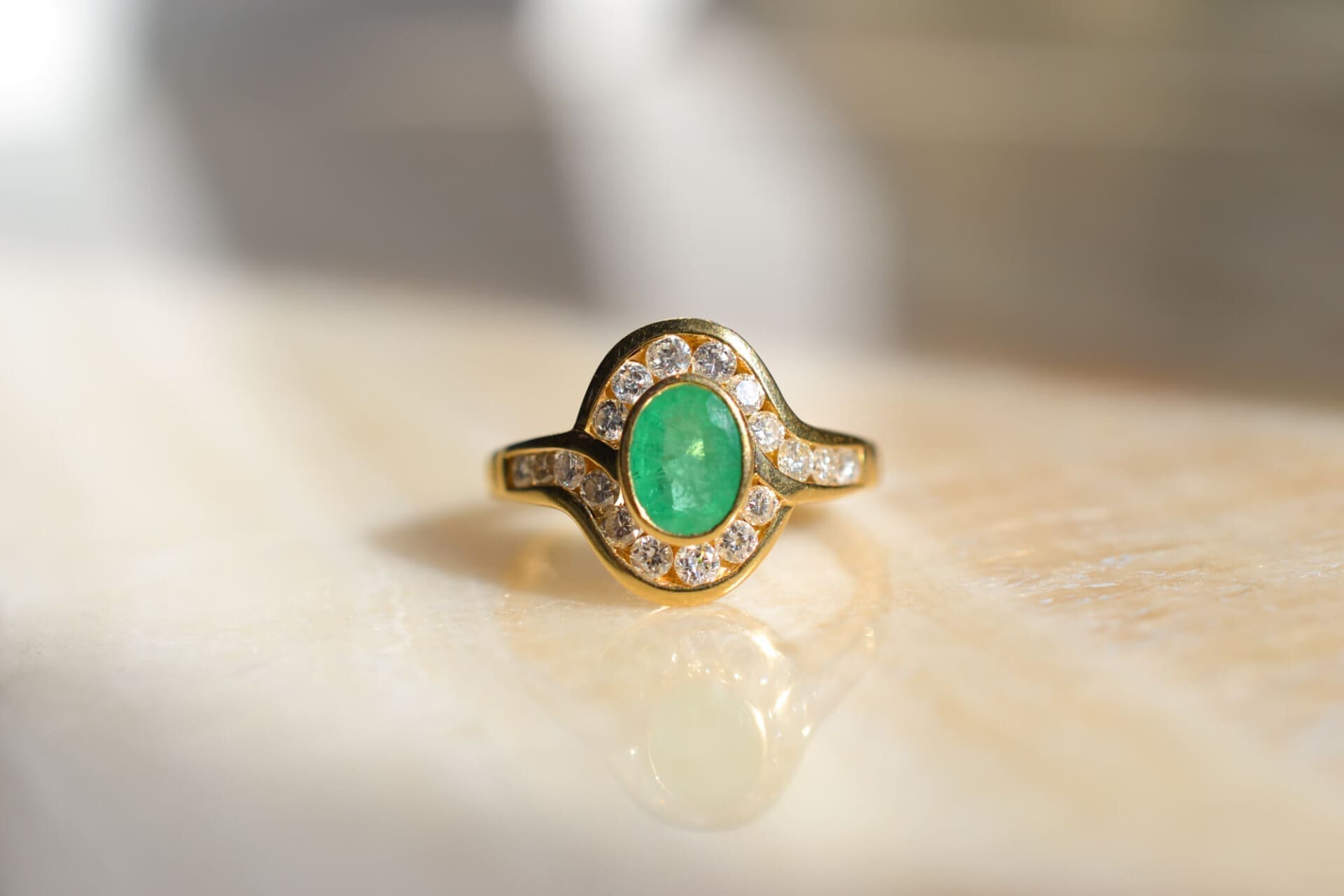 Bague ovale Émeraude et Diamants