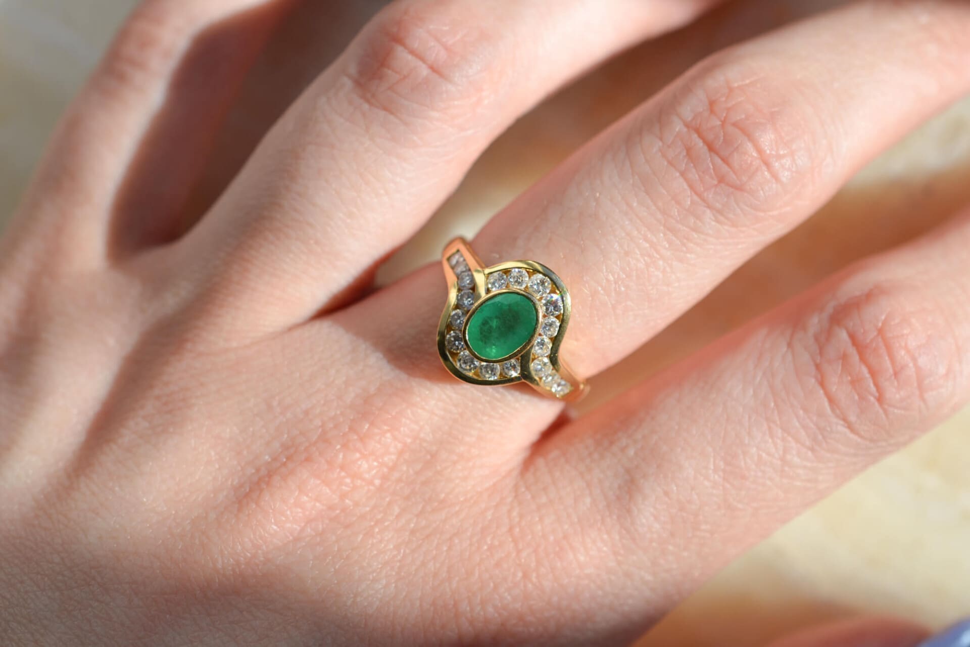 Bague ovale Émeraude et Diamants