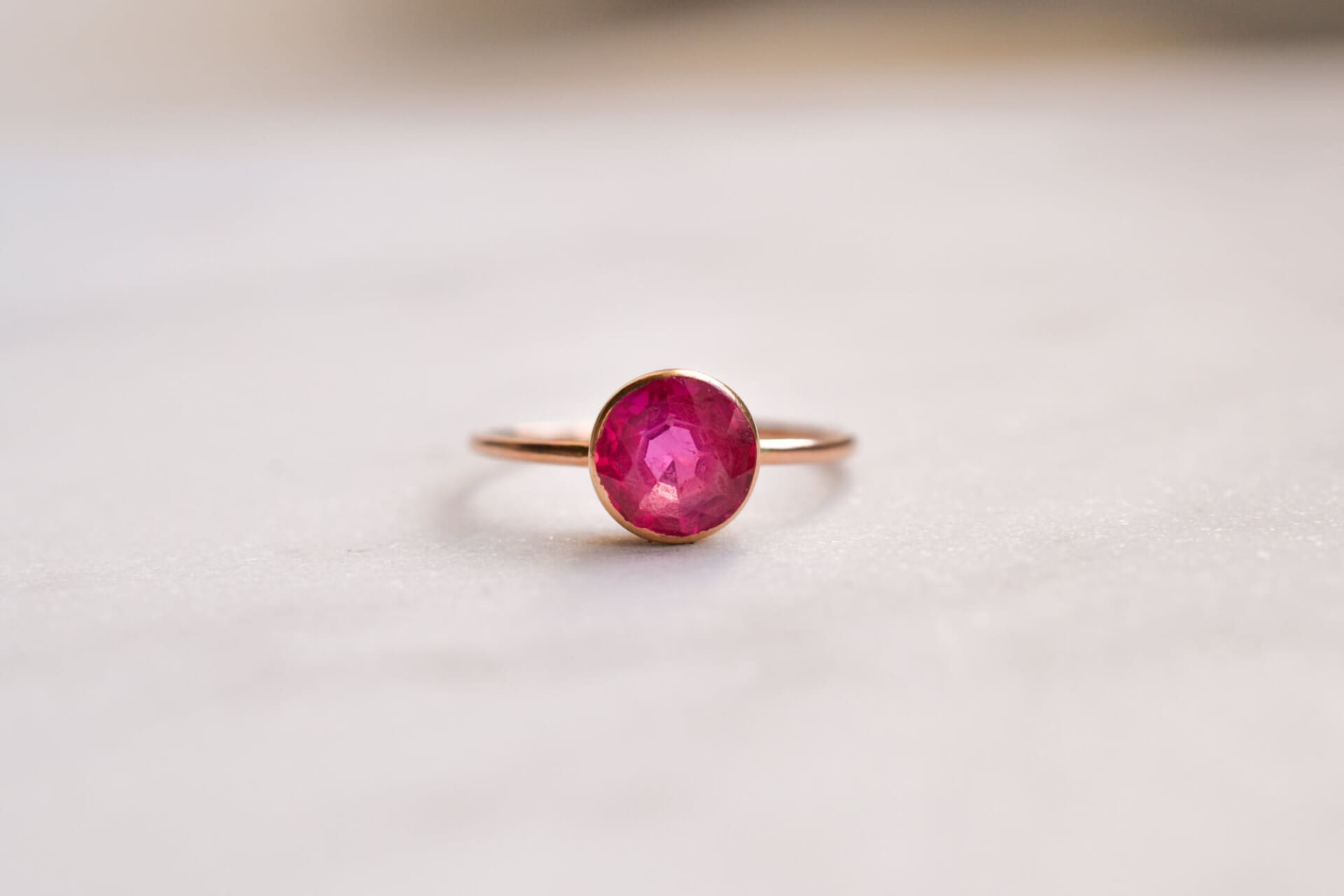 Bague pierre rouge sertie clos